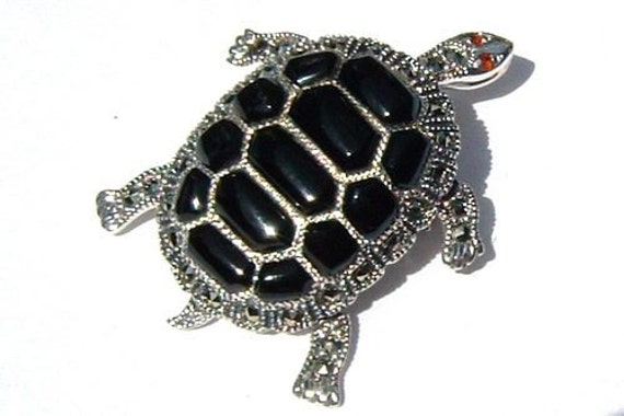 Red Eyed Tortoise Brosche Silber Schildkröte Anhänger Red Eyed Tortoise Brosche Silber Schildkröte Anhänger von TheHirstCollection