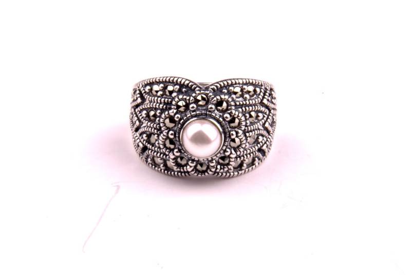 Ring Aus Süsswasserperlen Mit Markasit Ring Aus Süsswasserperlen Mit Markasit von TheHirstCollection