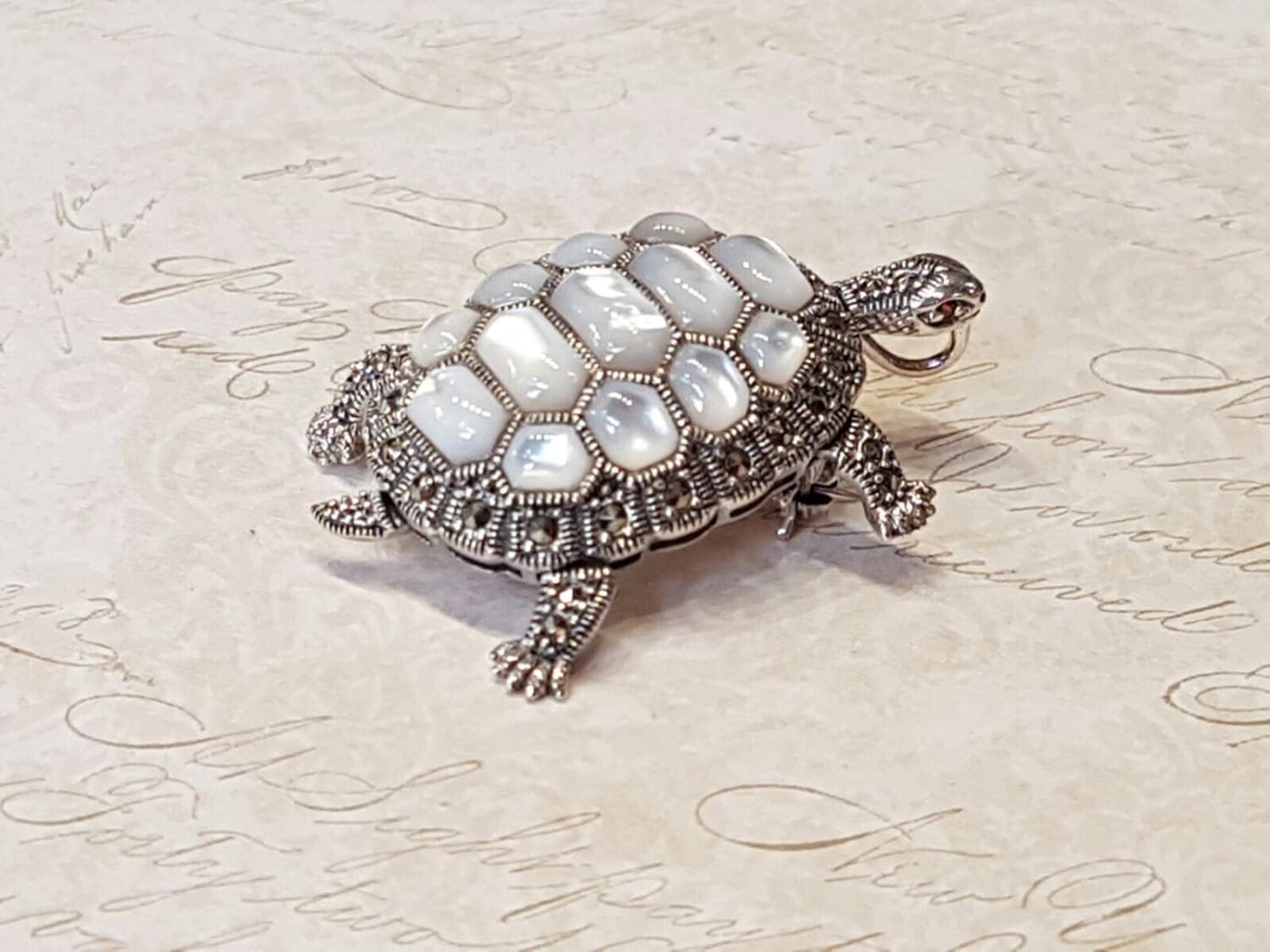 Schildkröte Silber Brosche Aus Perlmutt Schildkröte Silber Brosche Aus Perlmutt von TheHirstCollection