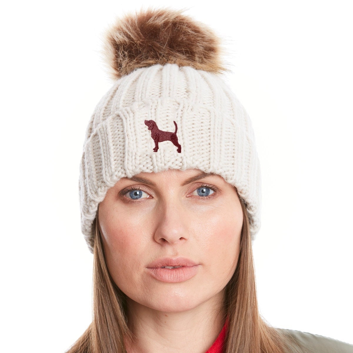 Beagle Kleidung Geschenke, Kunstfell Bommel Grobstrick Bestickte Beanie Aus Dem Hause Hunde von TheHouseOfDogShop