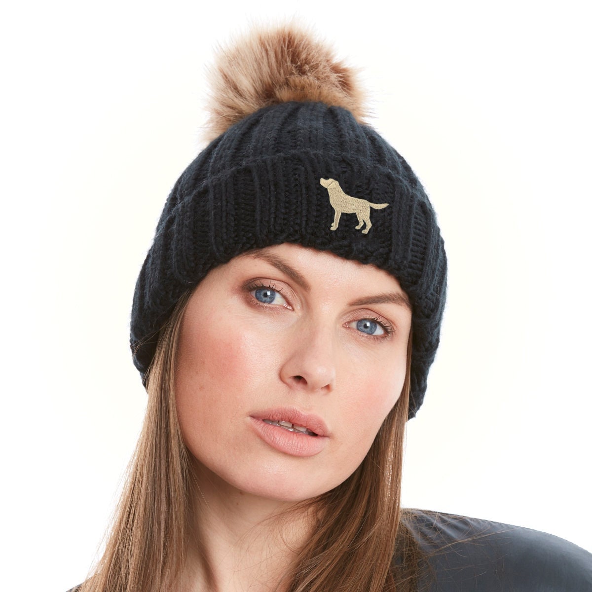 Gelbe Labrador Besitzer Geschenk, Kleidung Geschenke, Kunstfell Pom Chunky Knit Super Weich Bestickte Beanie von TheHouseOfDogShop