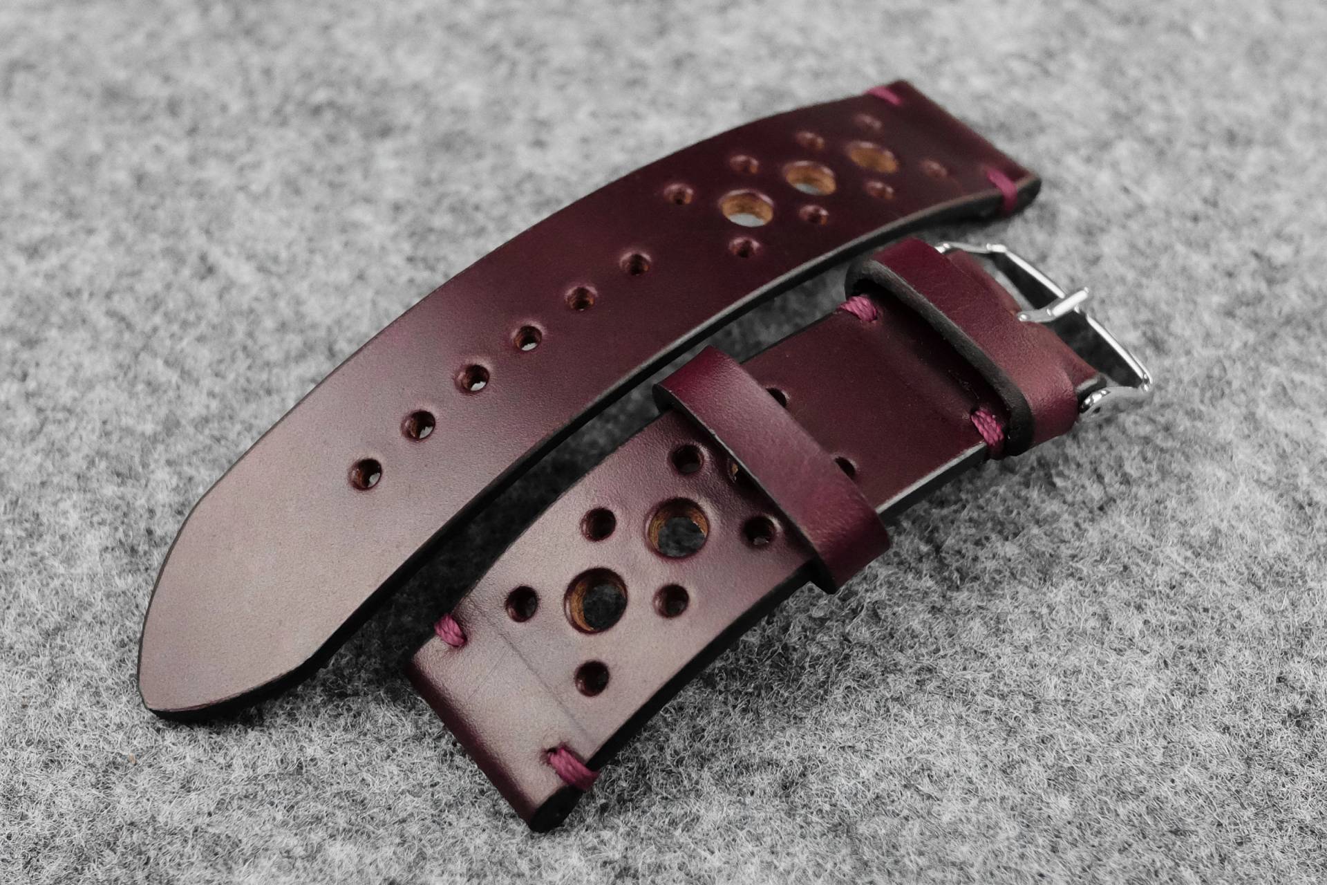 Horween Chromexcel Burgund Ungefüttert Racing Leder Armband Horween Chromexcel Burgund Ungefüttert Racing Leder Armband von TheHouseOfStraps