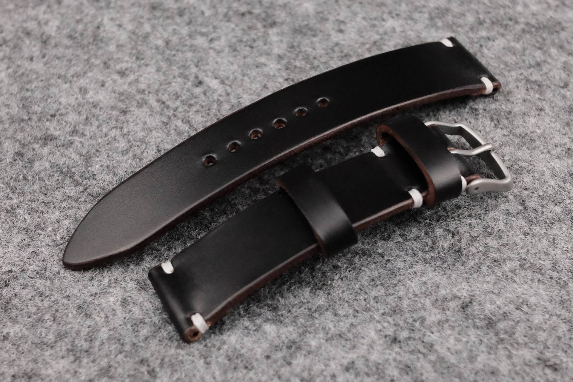 Horween Chromexcel Schwarz Ungefüttert Seitenstich Lederarmband Horween Chromexcel Schwarz Ungefüttert Seitenstich Lederarmband von TheHouseOfStraps