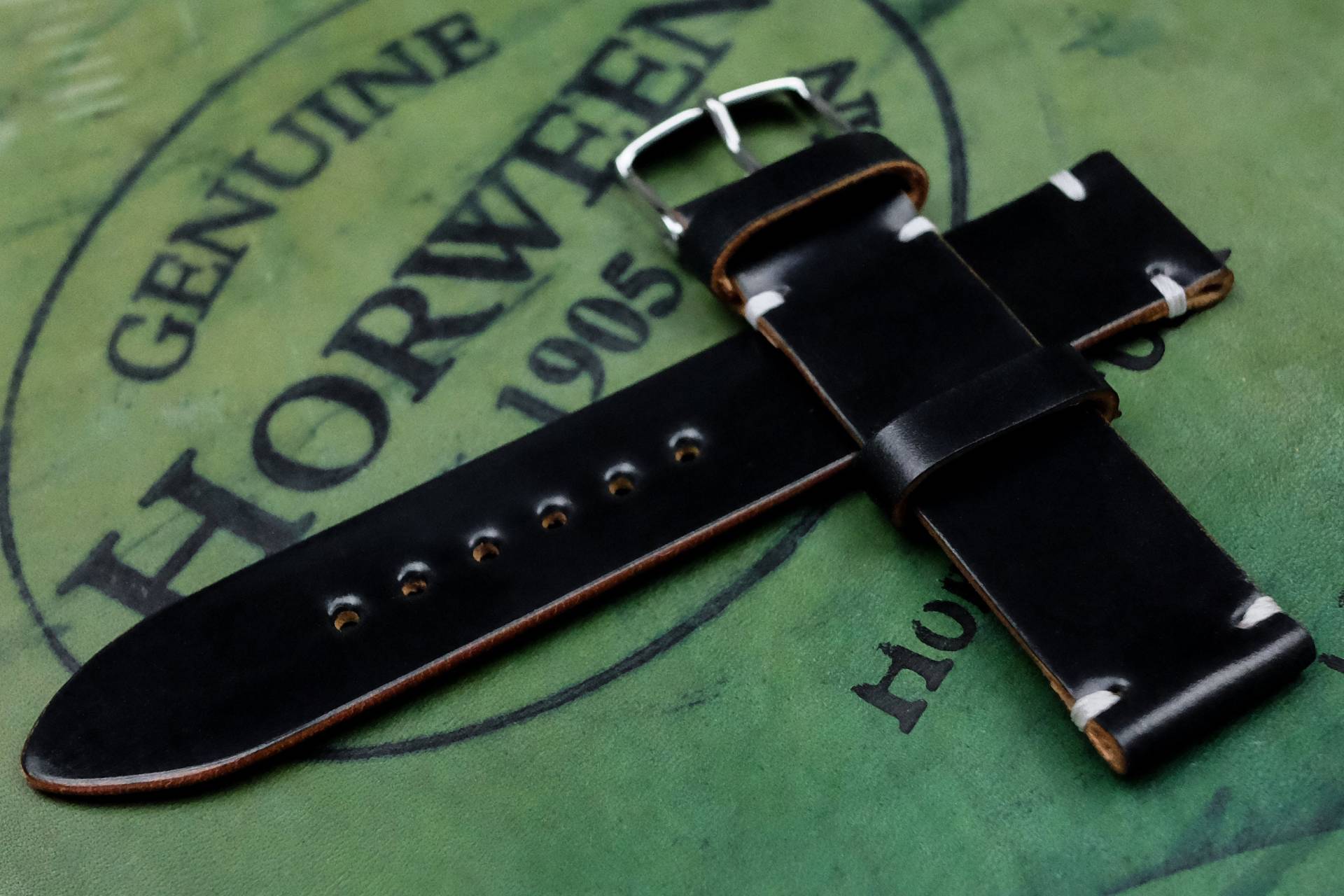 Horween Shell Cordovan Schwarz Ungefüttert Seitenstich Lederarmband Horween Shell Cordovan Schwarz Ungefüttert Seitenstich Lederarmband von TheHouseOfStraps