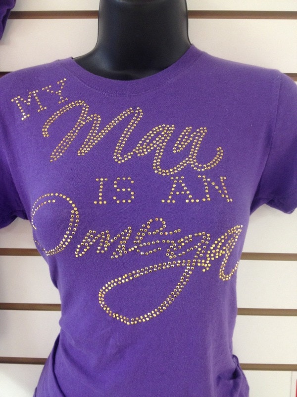 Mein Mann Ist Ein Omega T-Shirt Für Deinen Psi Phi in Deinem Leben von TheImageChicksva