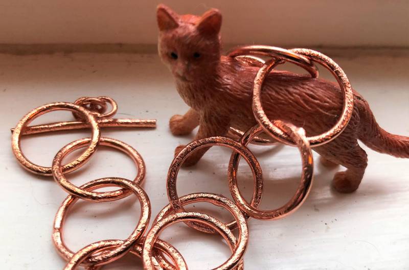 Ein Kupferkettenarmband, 15 Mm Strukturiert, Glänzend, 6-1/2 Zoll Mit Knebelverschluss Ein Kupferkettenarmband, 15 Mm Strukturiert, Glänzend, 6-1/2 Zoll Mit Knebelverschluss von TheIndigoRaven