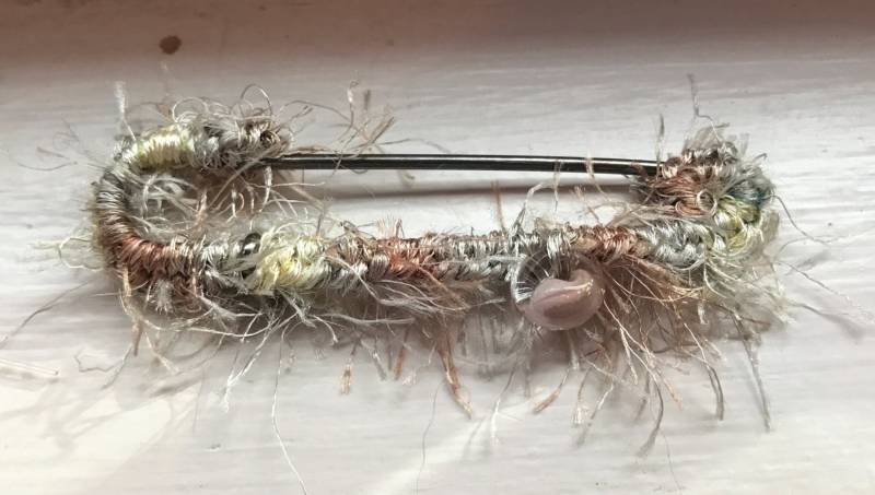 Eine Faser Gewickelt Antik Versilbert 3-Zoll Kilt Pin Mit Handgemachte Erdbeere Glitzer Glas Tropfen Eine Faser Gewickelt Antik Versilbert 3-Zoll Kilt Pin Mit Handgemachte Erdbeere Glitzer Glas Tropfen von TheIndigoRaven