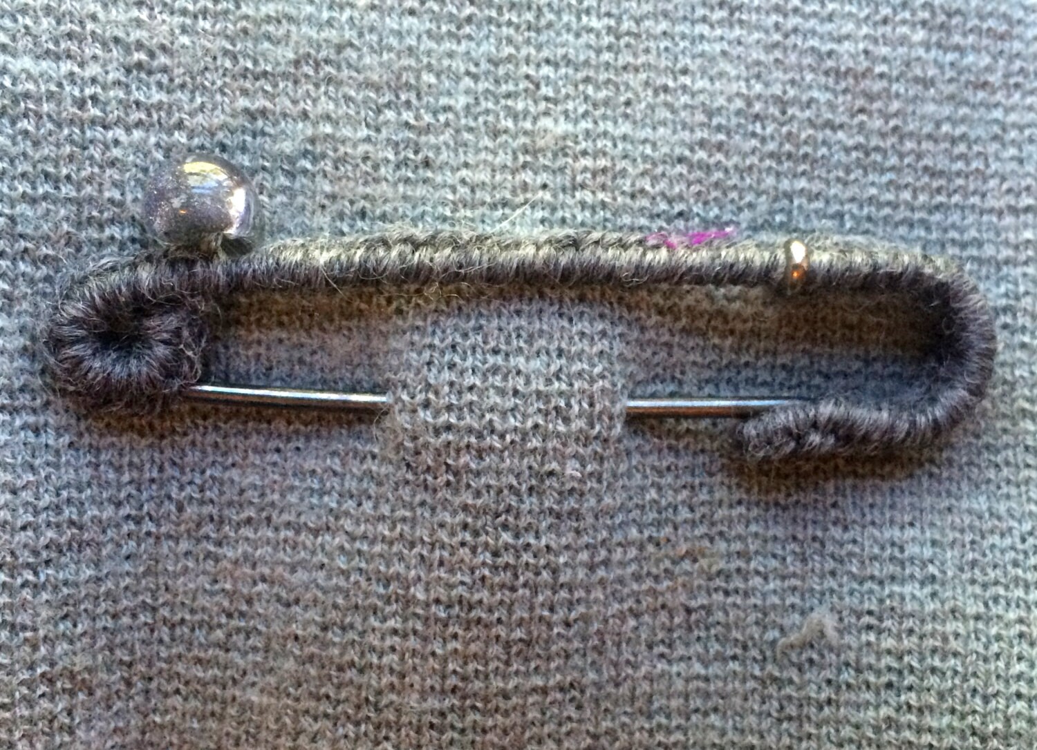 Eine Graue Faser Gewickelt Antik Versilbert 3-Zoll-Kilt-Pin Mit Handgefertigten Glas Tropfen Eine Graue Faser Gewickelt Antik Versilbert 3-Zoll-Kilt-Pin Mit Handgefertigten Glas Tropfen von TheIndigoRaven