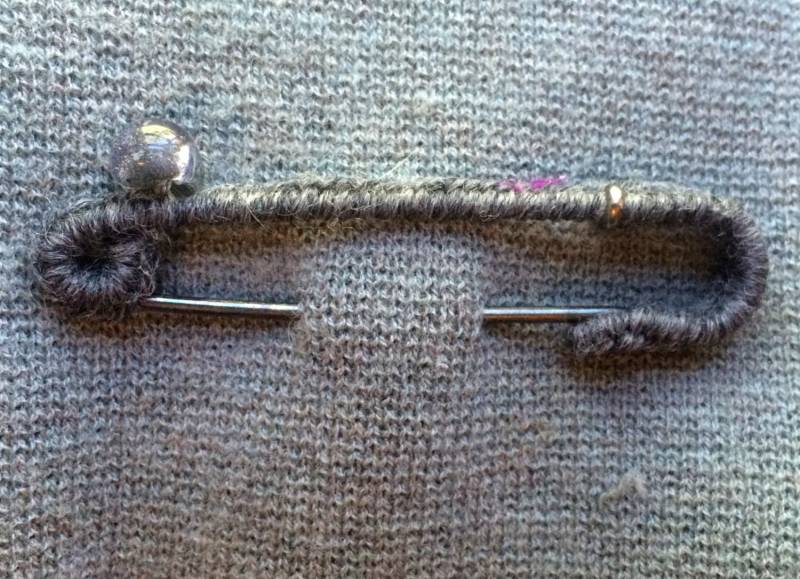 Eine Graue Faser Gewickelt Antik Versilbert 3-Zoll-Kilt-Pin Mit Handgefertigten Glas Tropfen Eine Graue Faser Gewickelt Antik Versilbert 3-Zoll-Kilt-Pin Mit Handgefertigten Glas Tropfen von TheIndigoRaven