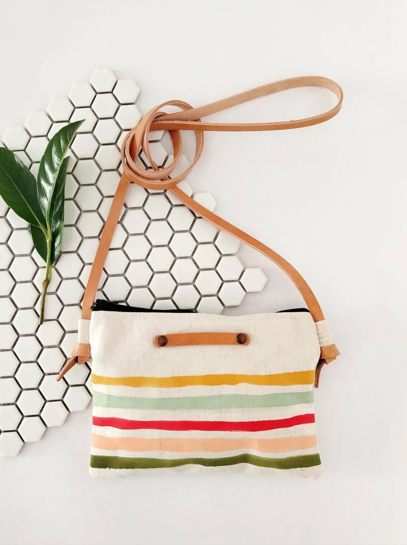 Handbemalte Crossbody Bag Aus Canvas, Bunt Gestreifte Handtasche Mit Lederband, Kleine Handwerker Umhängetasche von TheInkJob