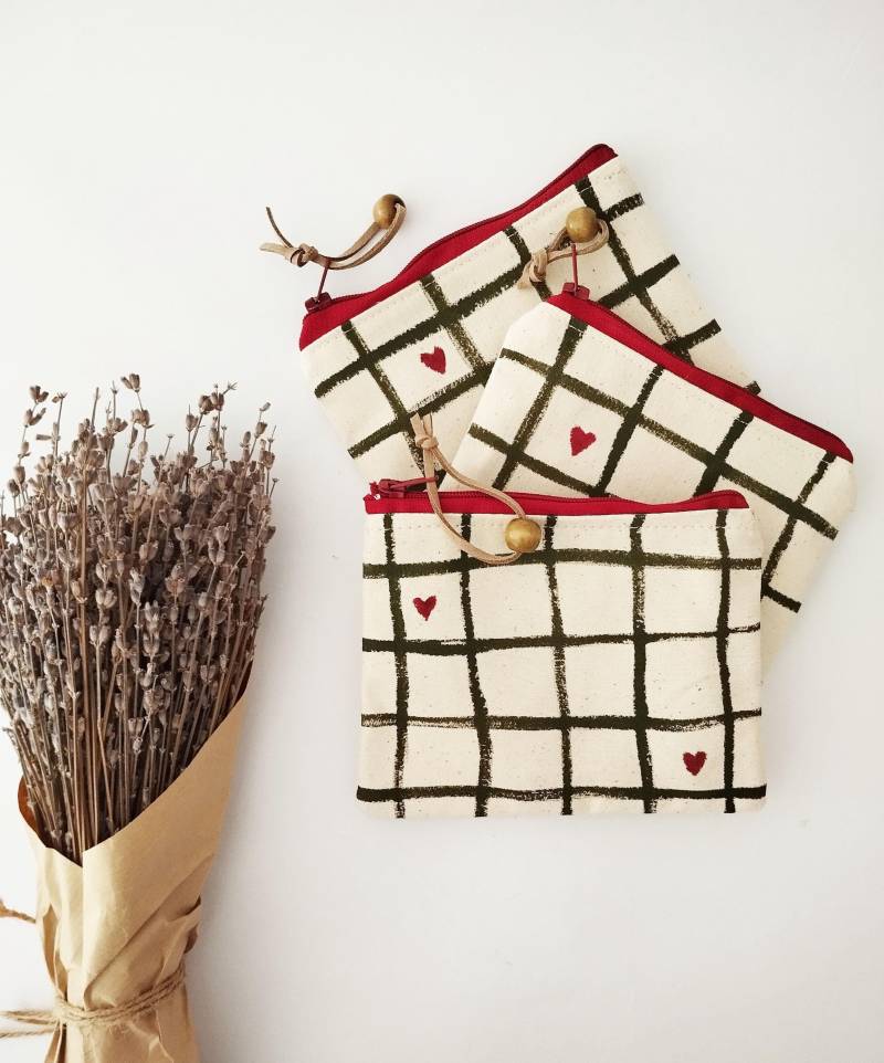 Handbemalte Geldbörse Aus Stoff Herz & Gitter Design von TheInkJob