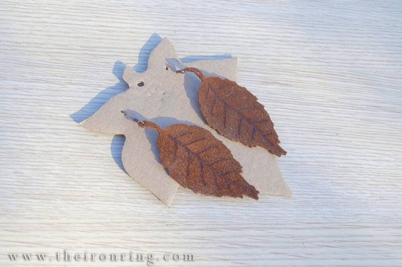 Wildleder Blätter Mit Brandmalerei Ohrringe Hackberry Braun Farbe von TheIronRing