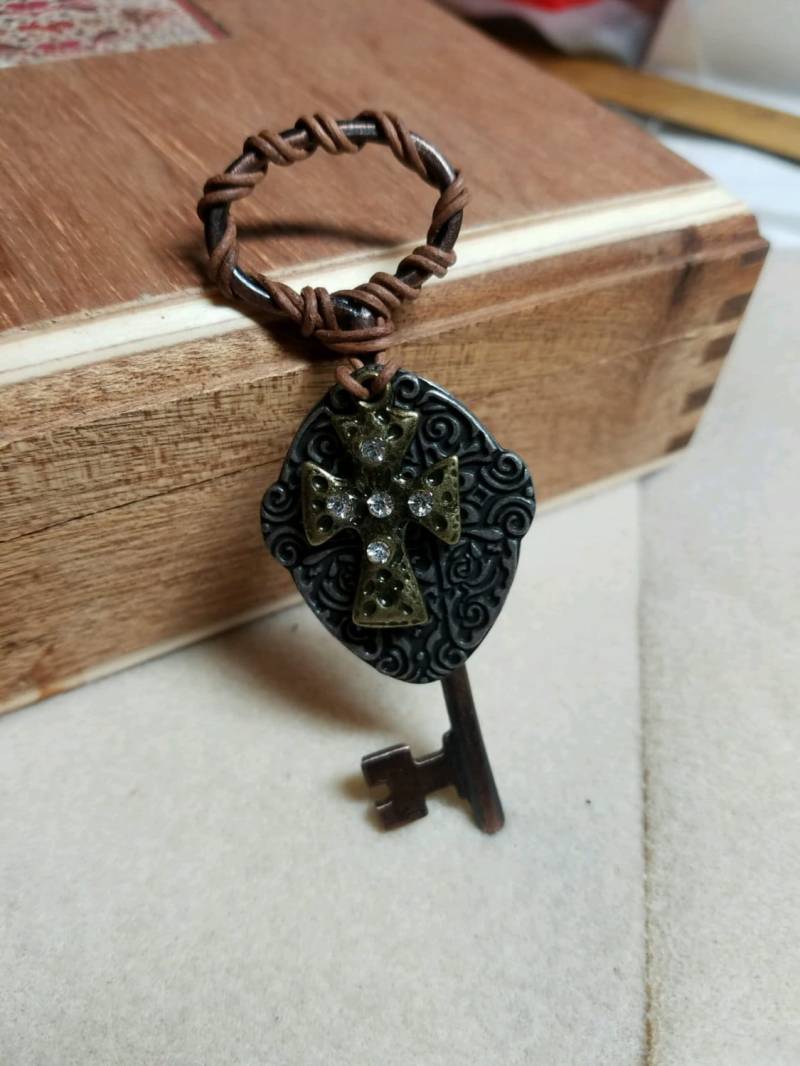 Belederte Schlüssel Und Coss Halskette Belederte Schlüssel Und Coss Halskette von TheItalianHippie