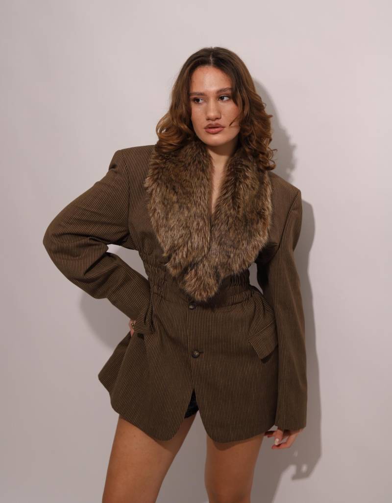 Upcycled Einzigartige Jacke Mit Einem Akzent-Gummiband in Der Taille Und Restauriertem Fell von TheJacketUA