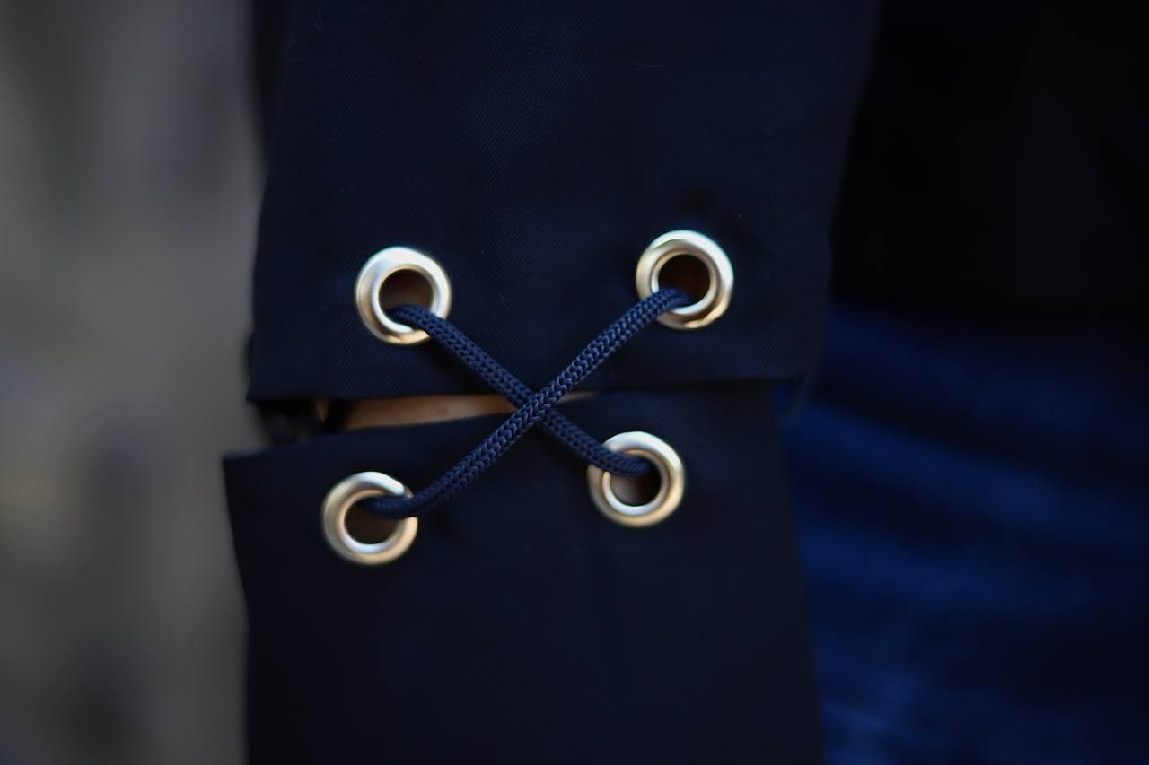 Upcycled Wolle Blazer Mit Ösen Ärmeln - Maßgeschneiderte Oversized Jacke von TheJacketUA