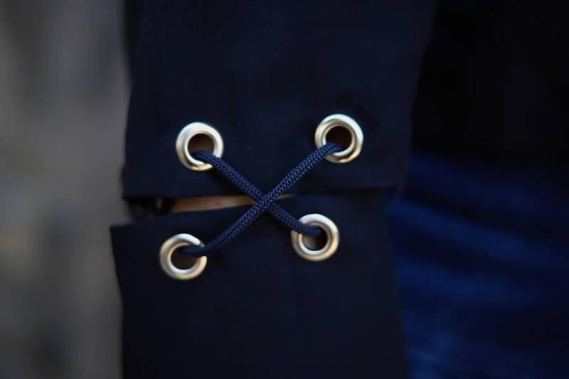 Upcycled Wolle Blazer Mit Ösen Ärmeln - Maßgeschneiderte Oversized Jacke von TheJacketUA