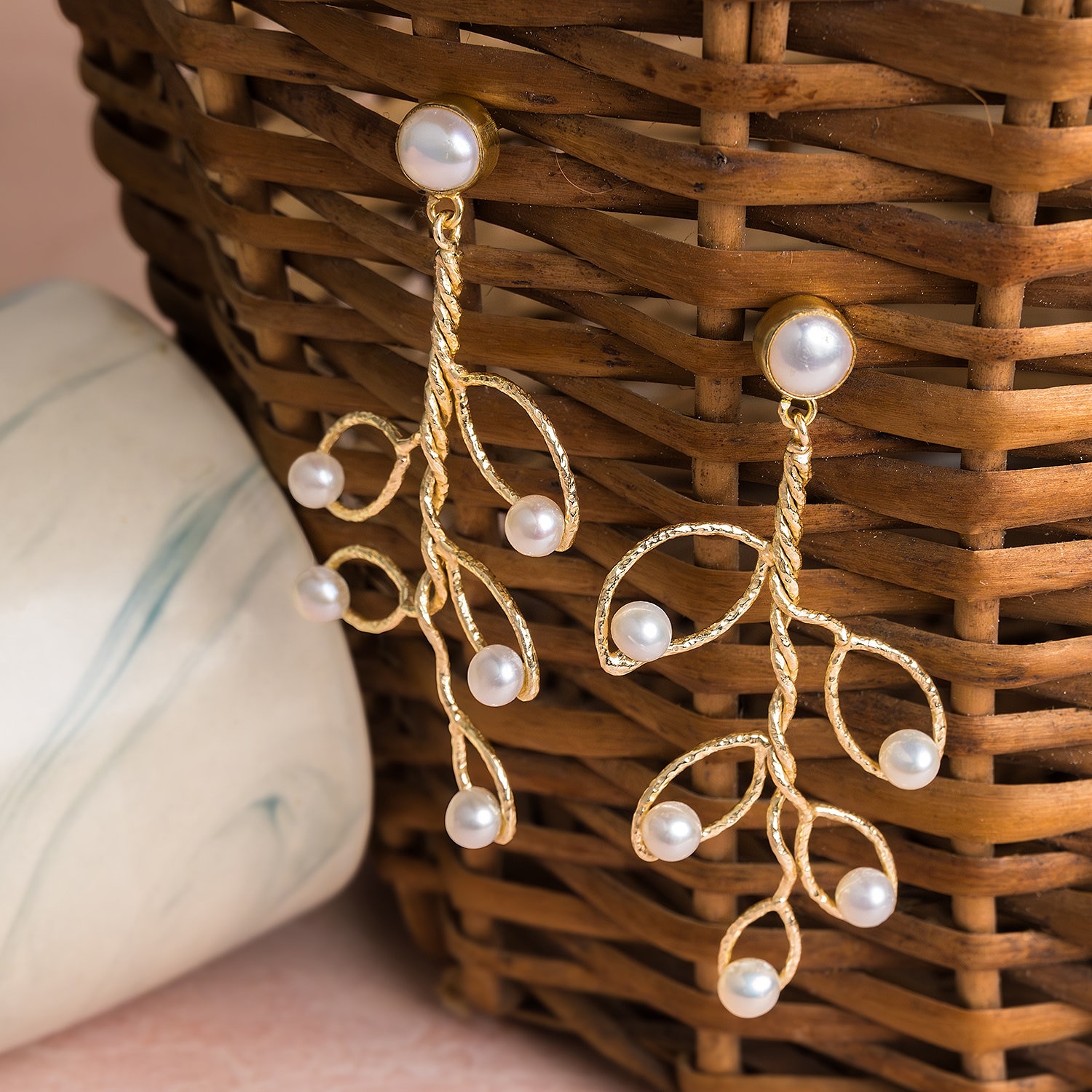 Gold Ohrringe, Blatt Lange Süßwasser Perle Hochzeit Ohrringe Perle, Geschenk Sie, Handgemachter Schmuck von TheJewelBasketStudio
