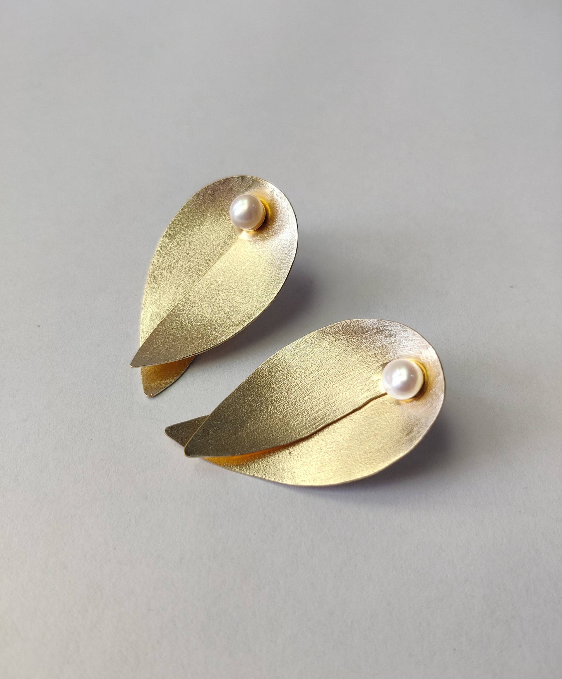 Perle Ohrstecker, Gold Ohrringe Geschenk Für Sie, Hochzeit Ohrringe, Handgemachte Solide Ohrstecker von TheJewelBasketStudio