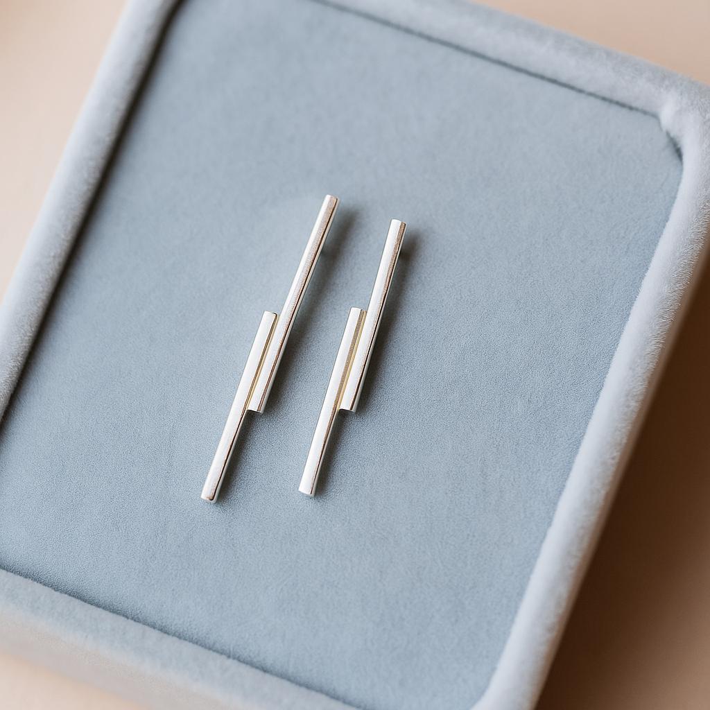 Schlichte Silber Überzogene Ohrstecker, Handgemachter Schmuck, Einzigartige Ohrringe von TheJewelBasketStudio