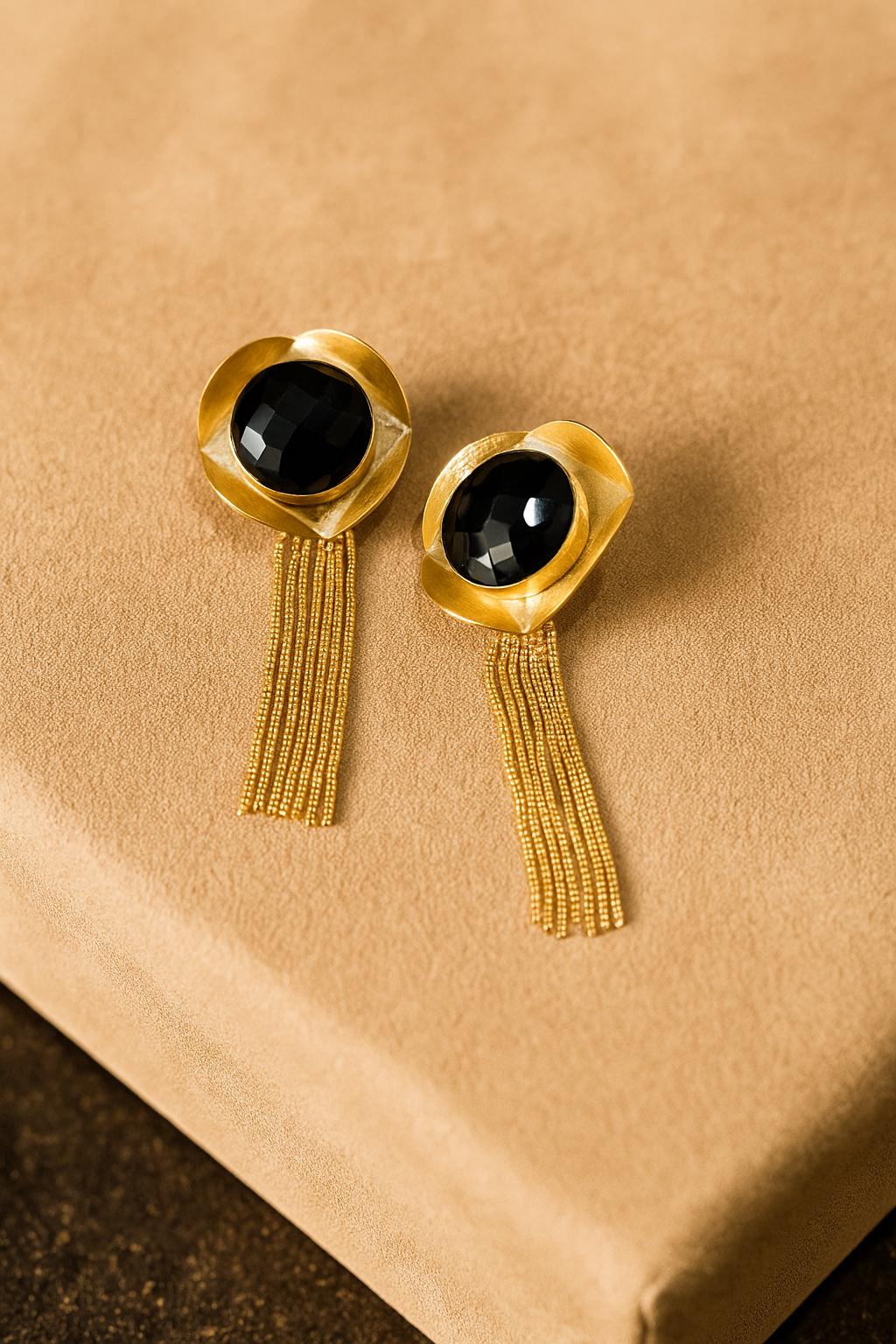 Vergoldete Quasten-Ohrringe, Schwarzer Onyx, Handgemacht von TheJewelBasketStudio