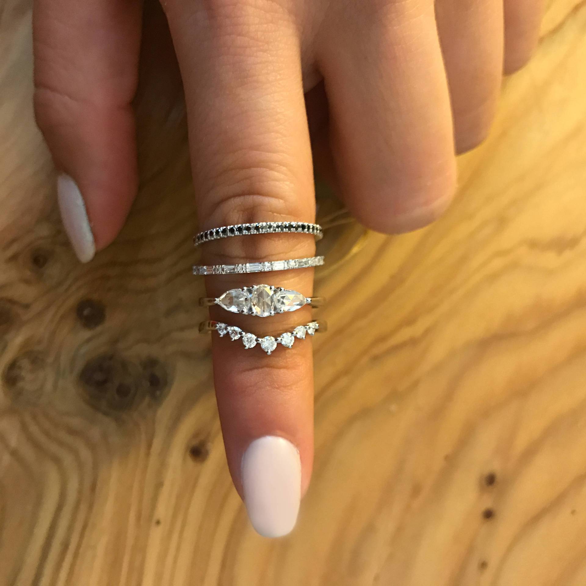 Gebogener Diamant Ehering - 14K Weißgoldring Tapered Diamonds Schlussarbeit von TheJewelPrincess