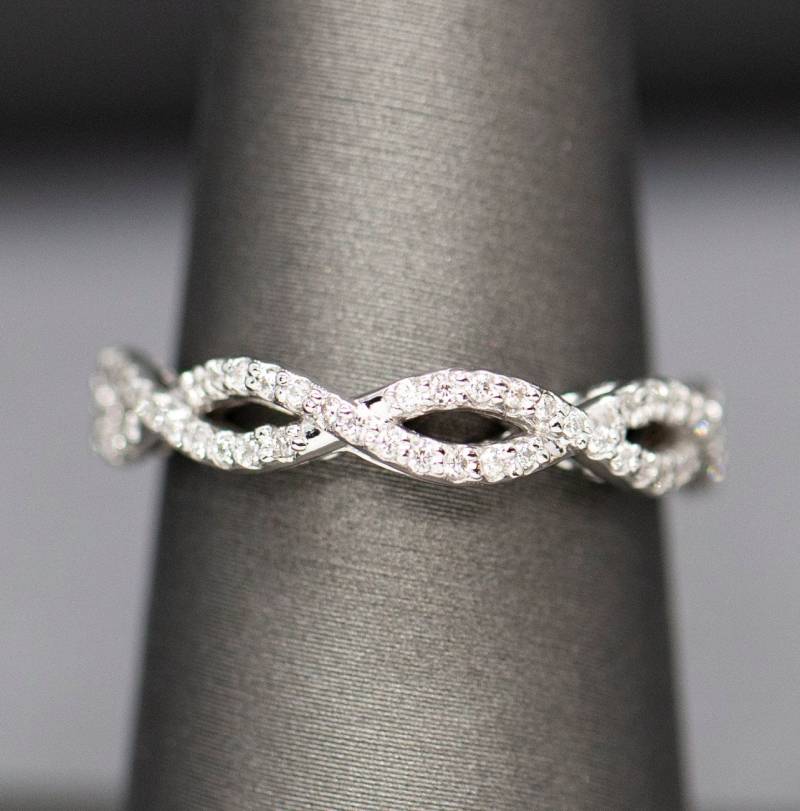 Diamant Kreuz Über Ehering, Infinity Diamantring, Gebogener Stapelbarer Ring, Rechte Hand, Durchbohrter Filigraner Jubiläum von TheJeweledCrescent