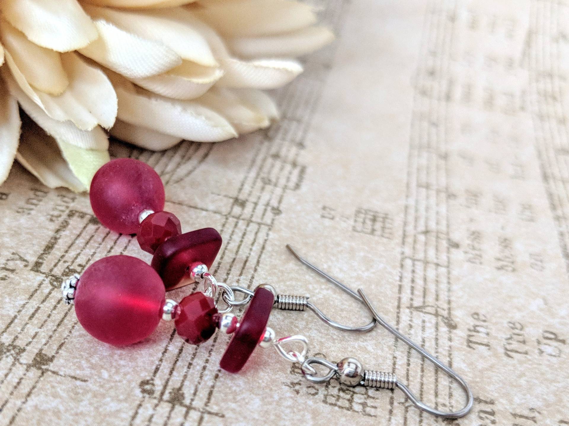 Rote Seeglas Ohrringe Sterling Silber, Nickelfreie Für Empfindliche Ohren, Kirschrote Ohrringe, Strand Schmuck, Sommer Sie Rote Seeglas Ohrringe Sterling Silber, Nickelfreie Für Empfindliche Ohren, Kirschrote Ohrringe, Strand Schmuck, Sommer Sie von TheJeweledElephants