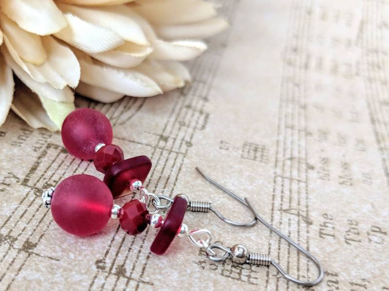 Rote Seeglas Ohrringe Sterling Silber, Nickelfreie Für Empfindliche Ohren, Kirschrote Ohrringe, Strand Schmuck, Sommer Sie Rote Seeglas Ohrringe Sterling Silber, Nickelfreie Für Empfindliche Ohren, Kirschrote Ohrringe, Strand Schmuck, Sommer Sie von TheJeweledElephants