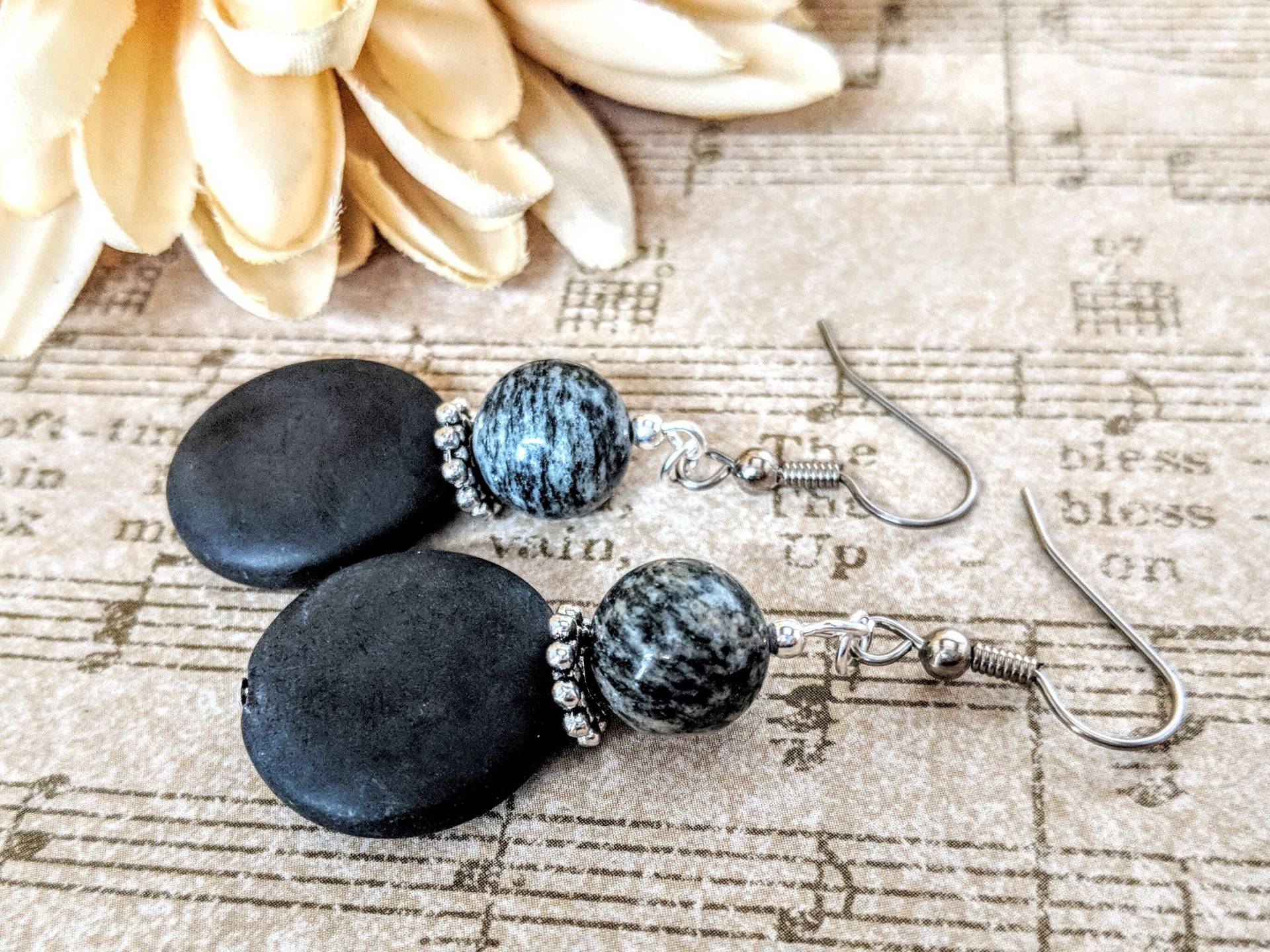 Schwarzes Seeglas Ohrringe, Handwerker Sterlingsilber Schneeflocke Jaspis Schmuck, Hypoallergen, Nicht Durchbohrt Ohrringe Für Sie, Handgemacht Schwarzes Seeglas Ohrringe, Handwerker Sterlingsilber Schneeflocke Jaspis Schmuck, Hypoallergen, Nicht Durchbohrt Ohrringe Für Sie, Handgemacht von TheJeweledElephants