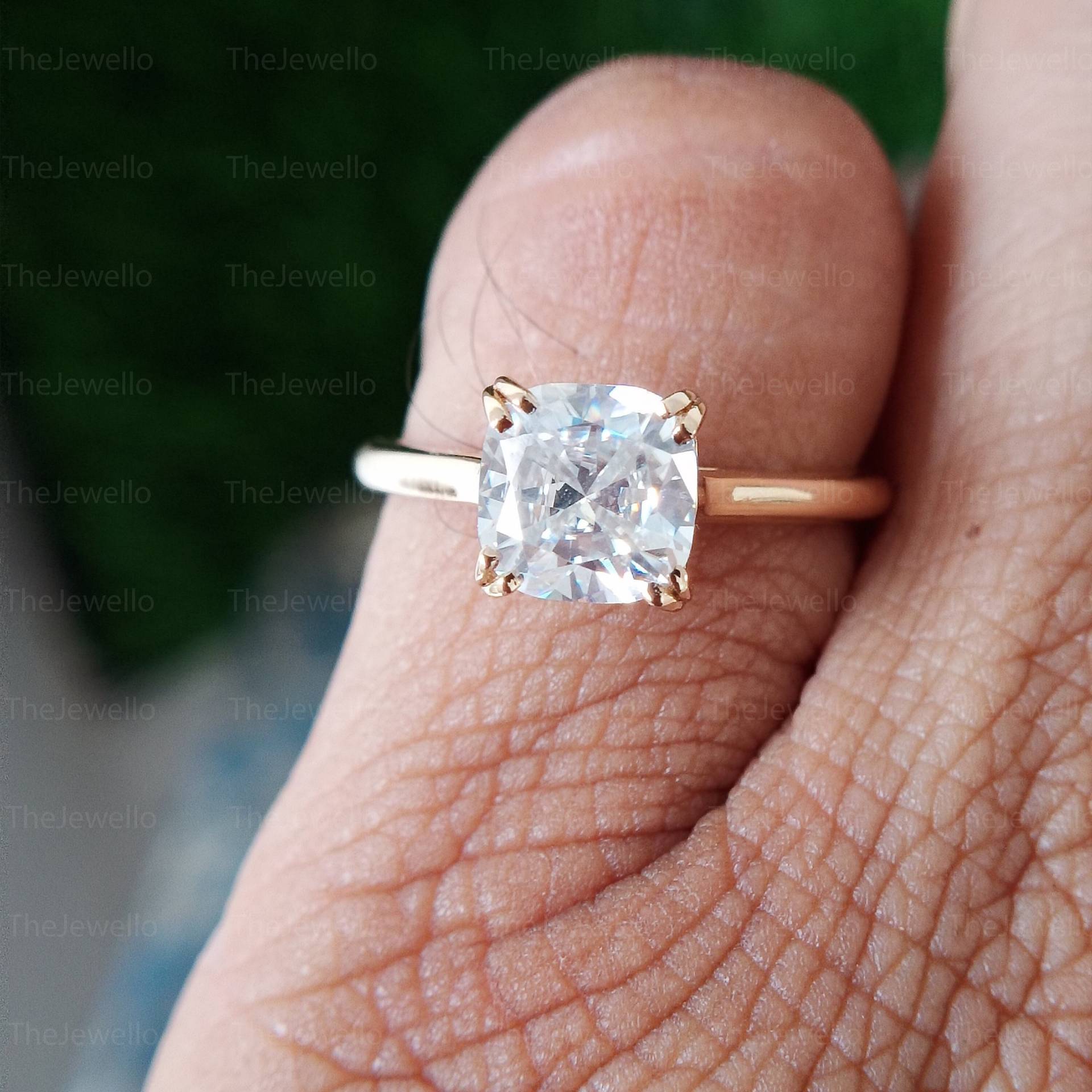 Kissen Moissanit Ring 1.65 Ct, Solitär Verlobungsring in Gelbgold, Göttlicher Diamant Im Kissenschliff von TheJewello