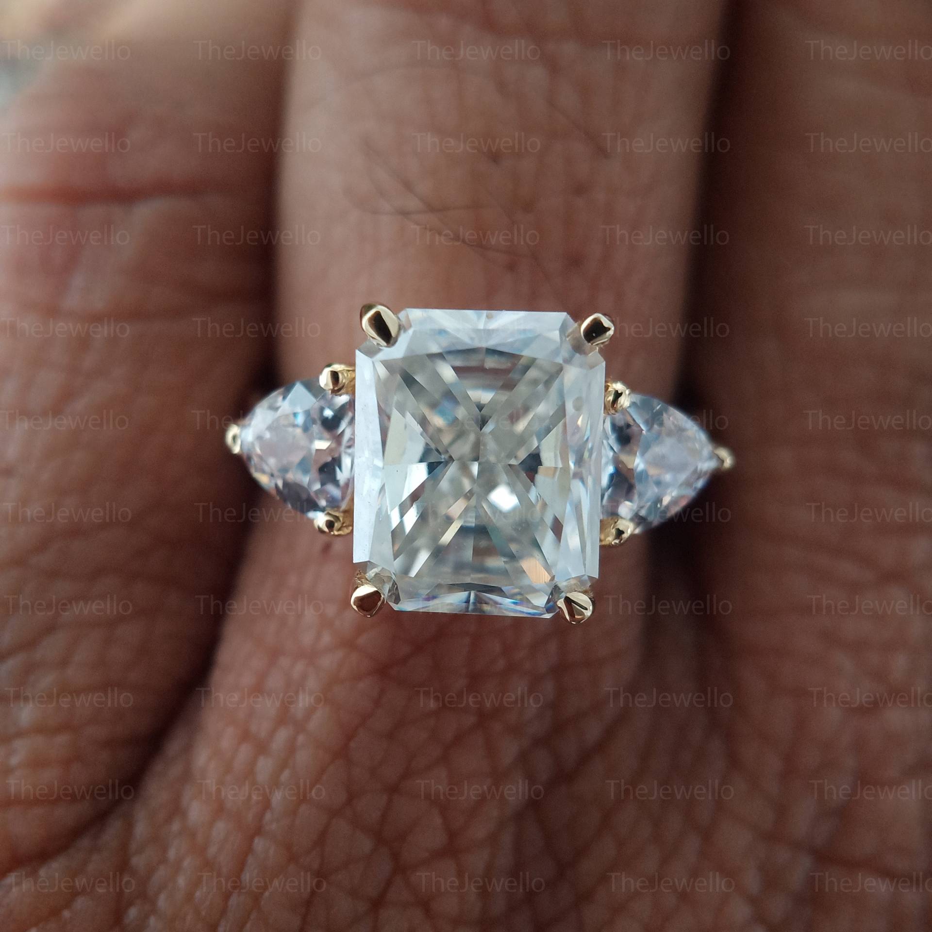 3, 55 Karat Radiant Cut Moissanite Ring, Drei-stein-Verlobungsring, Solider Gelbgold-Ehering, Trillion Geschenke Für Sie von TheJewello