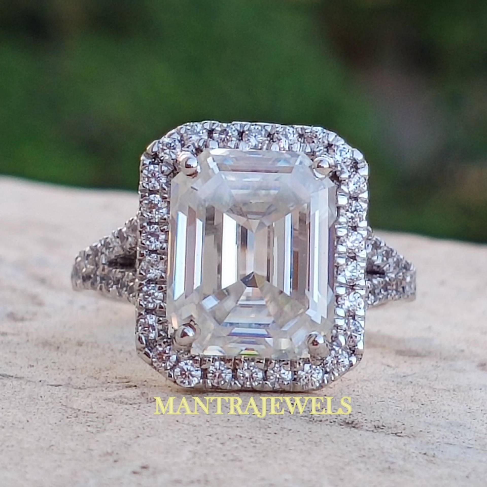 3.66 Tcw Emerald Cut Verlobungsring Mit Halo Und Split Schaft Design, Jubiläumsring, Ehering 14K Weißgold, Moissanite Ring von TheJewello