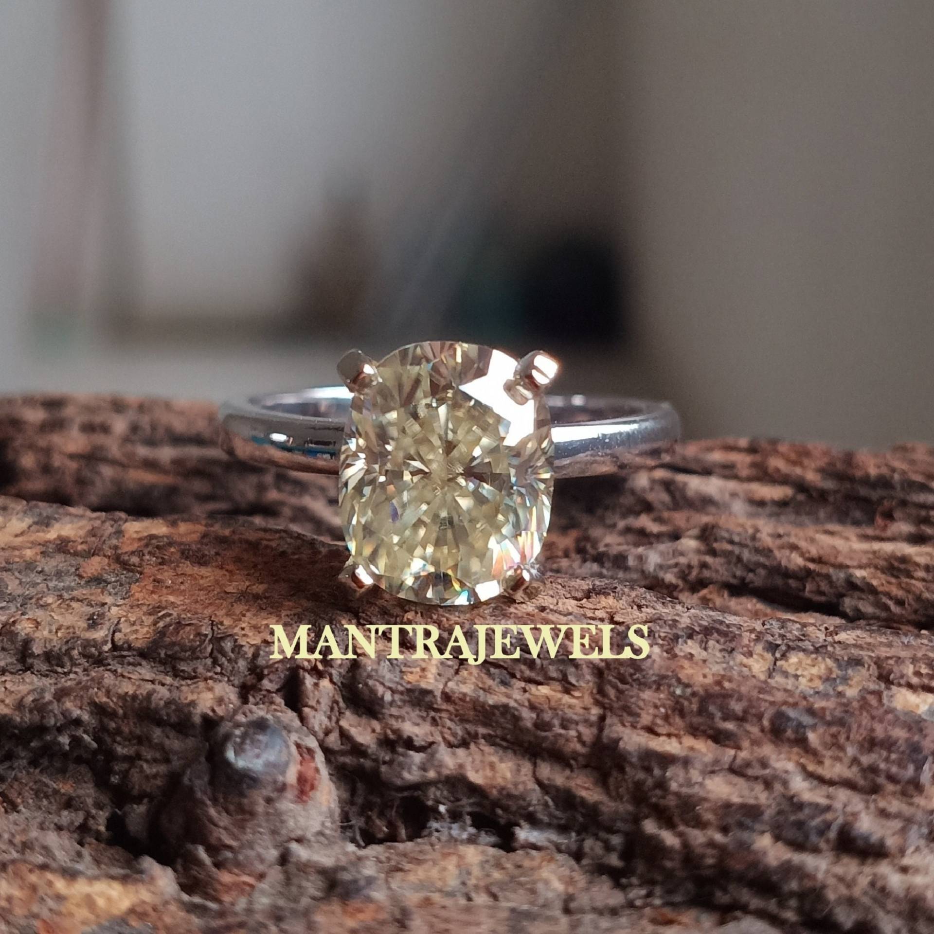 4.10 Ct Kissen Hellgelber Moissanit Ring | Kissenschliff Solitär Verlobungsring Bequemer Ehering 14K Gold von TheJewello