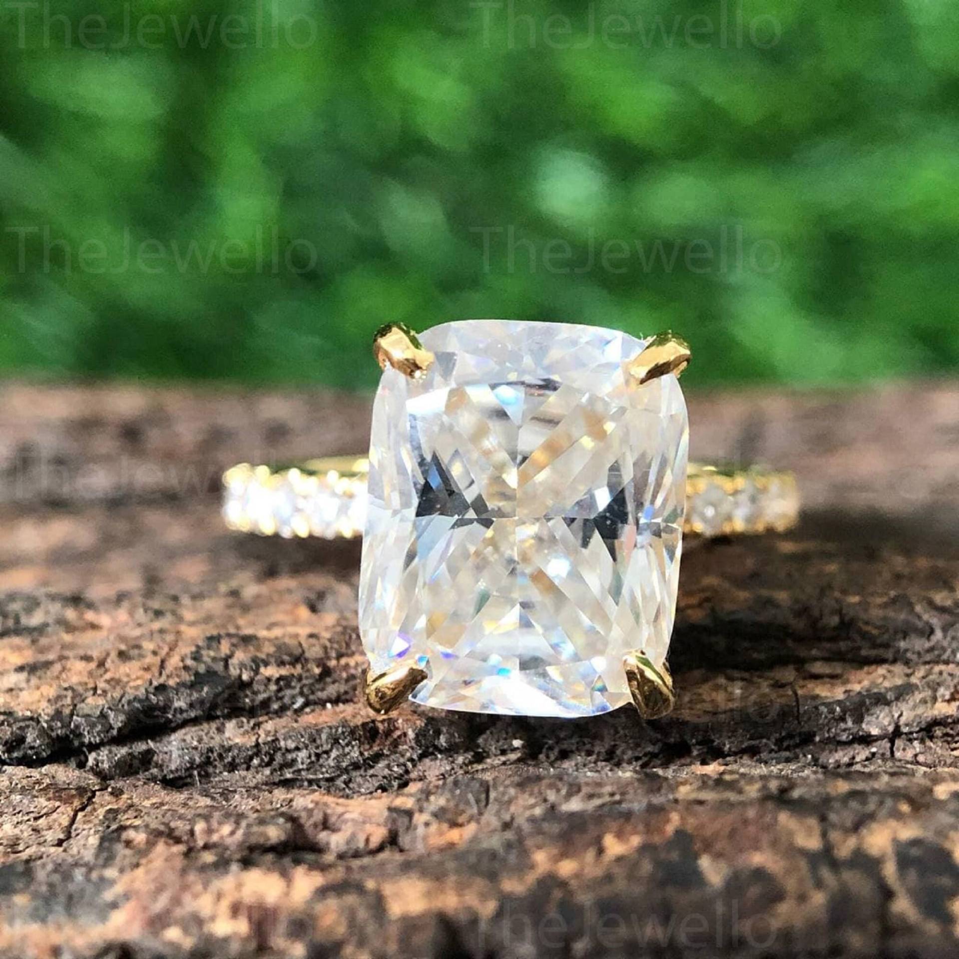 18K Gelbgold Kissen Moissanite Ring, Längliche Kissenschliff Verlobungsring, Solitaire Hidden Halo Langer Ring von TheJewello