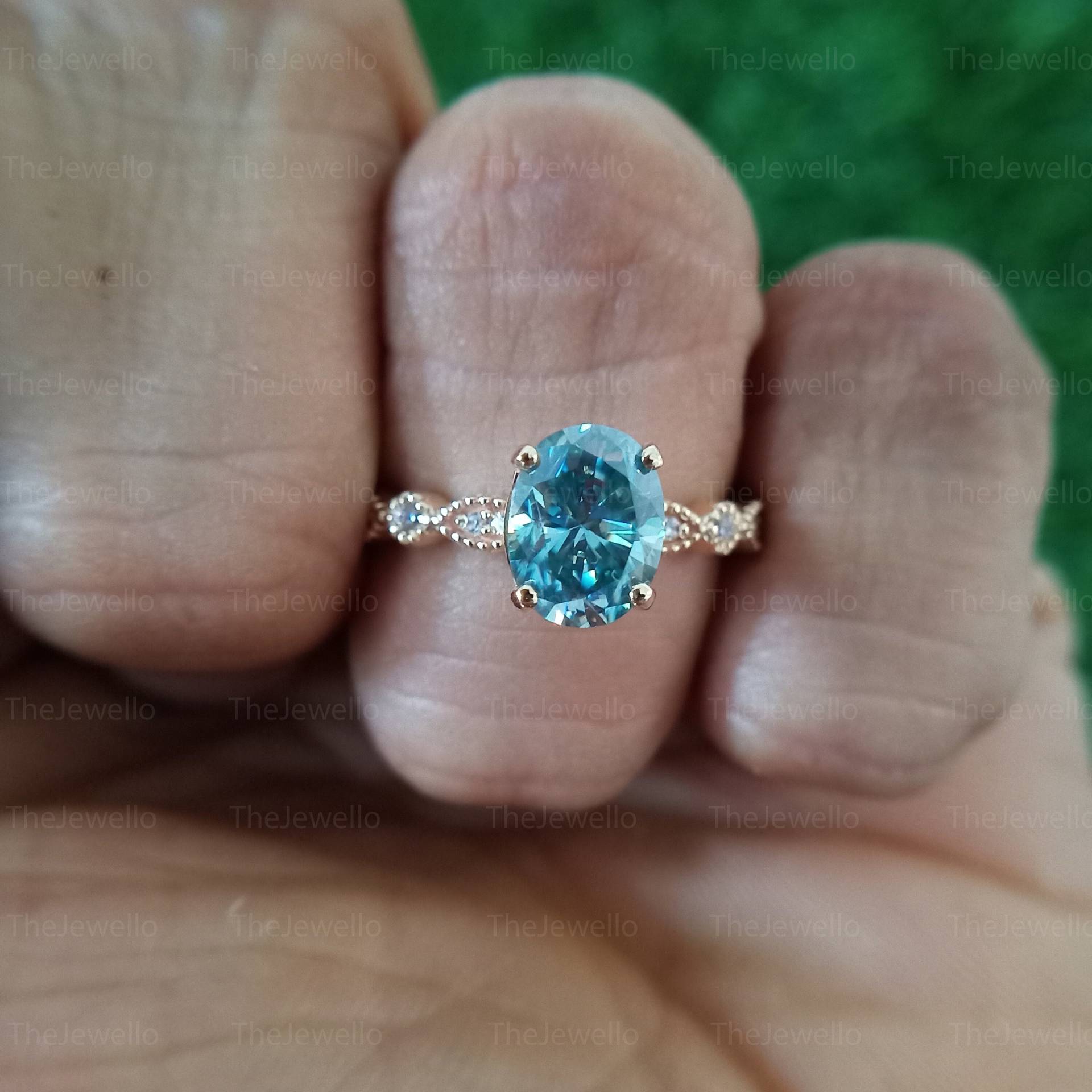 Art-Deco-Cyan Blue Moissanite Ring, 2.35 Karat Oval Solitaire Solid 14K Gelbgold Verlobungsring, Jahrestag Geschenk Für Sie von TheJewello