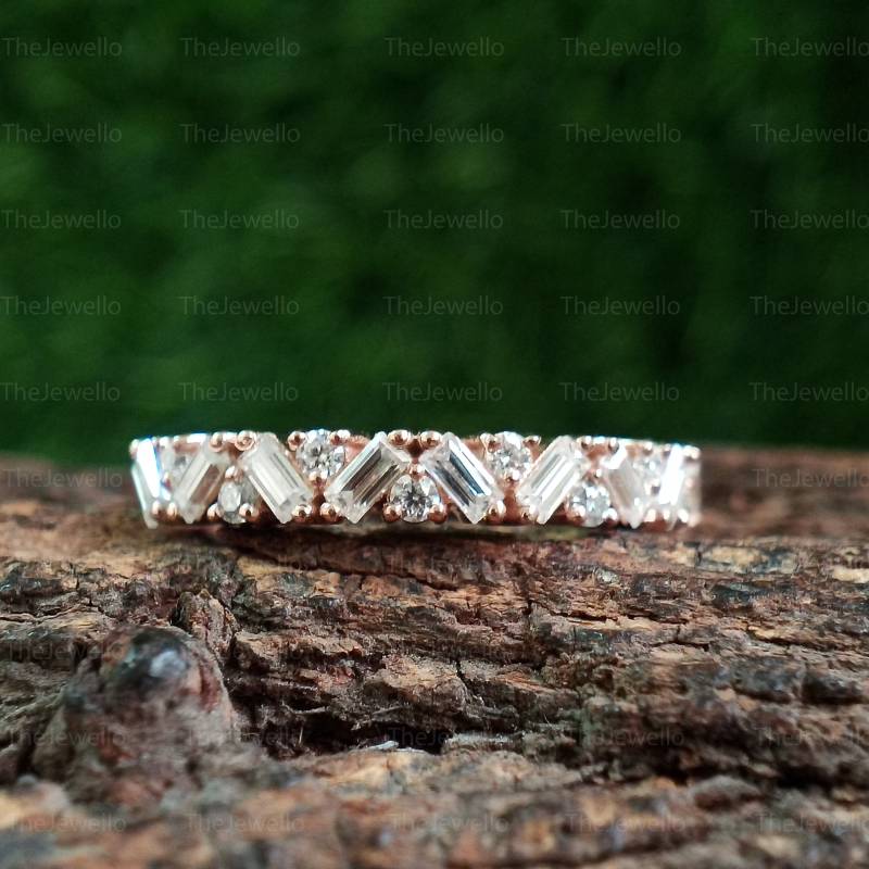 Baguette 0.84 Ct Moissanit Halb Eternity Verlobungsring-Vintage Style Ring in Gold-Matching Verlobungsring-Jubiläum Bandring von TheJewello