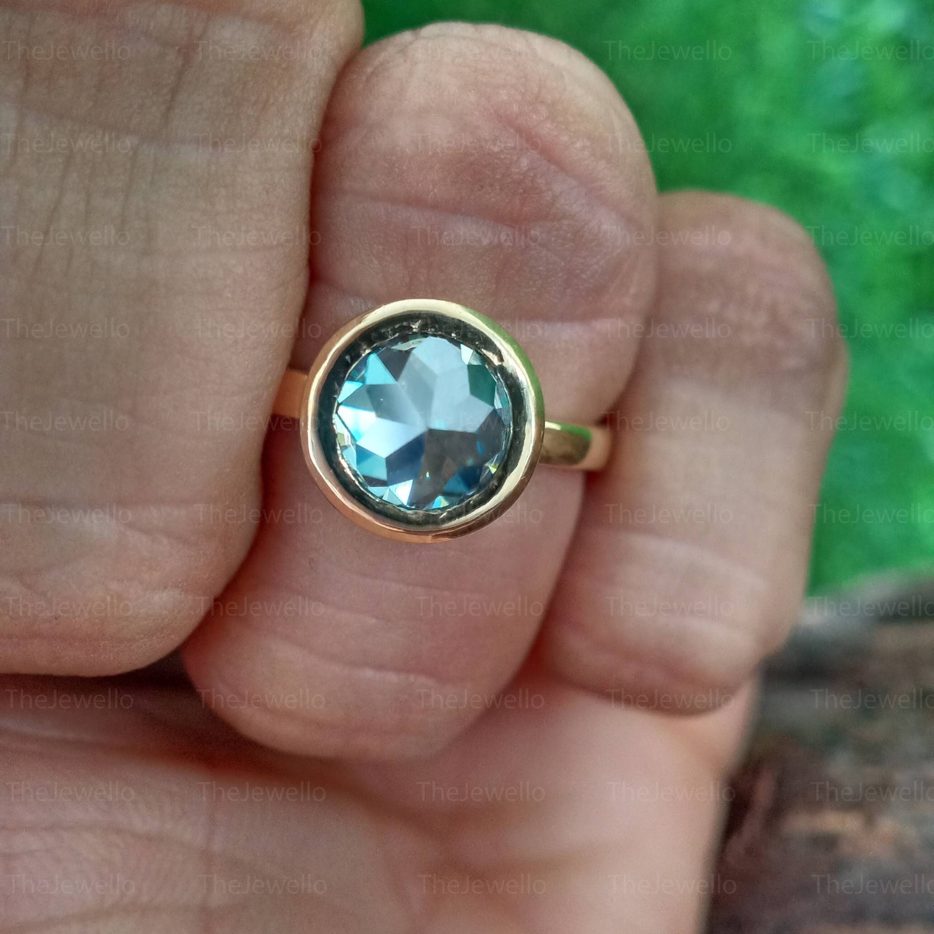 Blau Grün Moissanite Ring, Runder Verlobungsring Im Rosenschliff, Solitaire Signature Lünettenring in Gelbgold von TheJewello