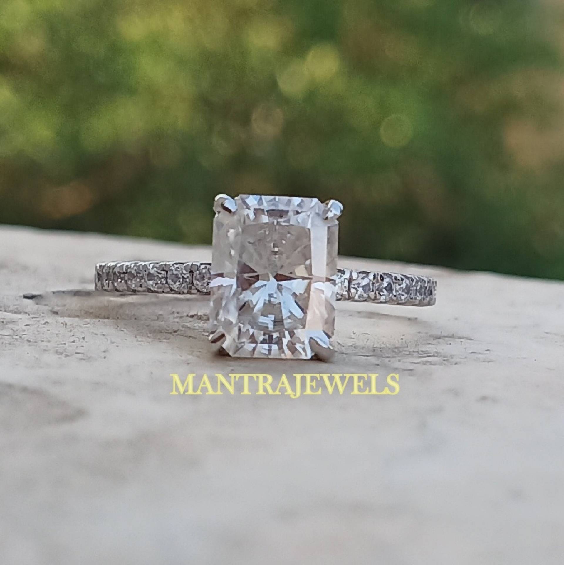 Crushed Ice 2, 50 Ct Strahlender Farbloser Moissanit Ring | Versteckter Heiligenschein Schliff Solitaire Ehering 10K/14K/18K Weißgold von TheJewello