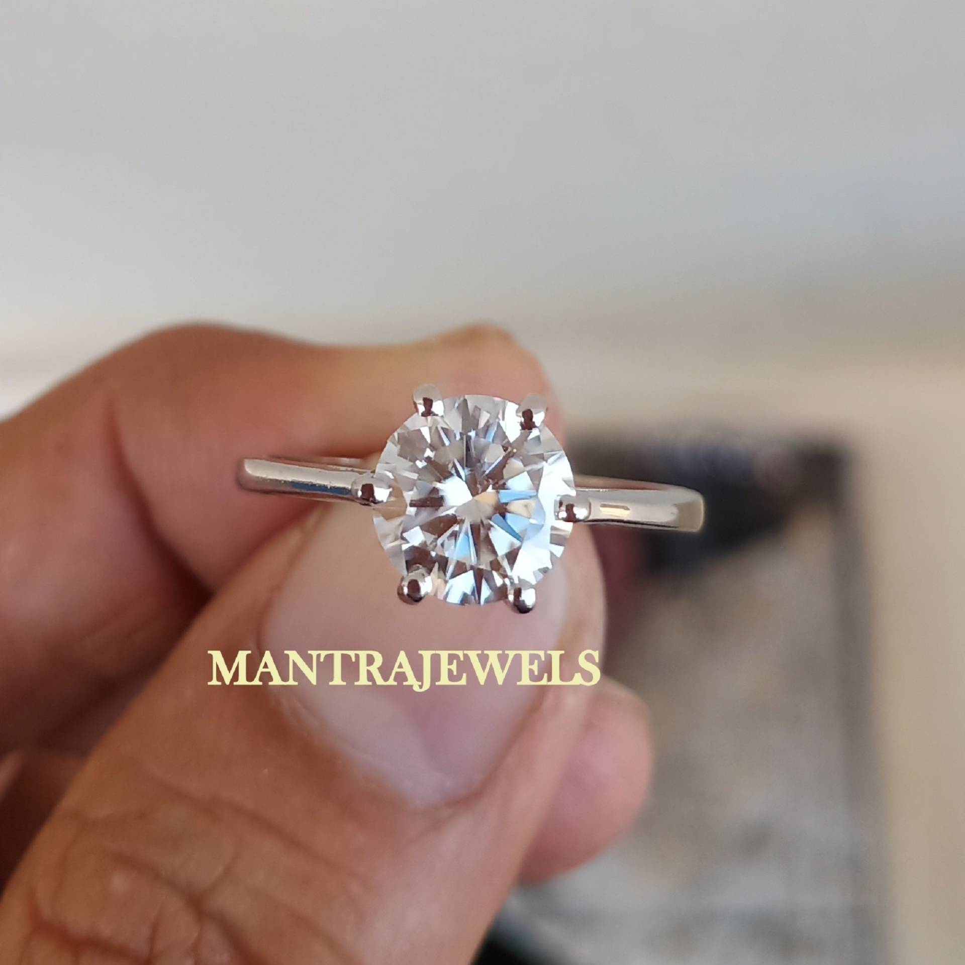 Für Immer Ein Moissanite Solitär-Verlobungsring Im Rundschliff, Solides 14K/18K Weißgold, 2.25 Ct Runder Klauenzapfen Schwerer von TheJewello