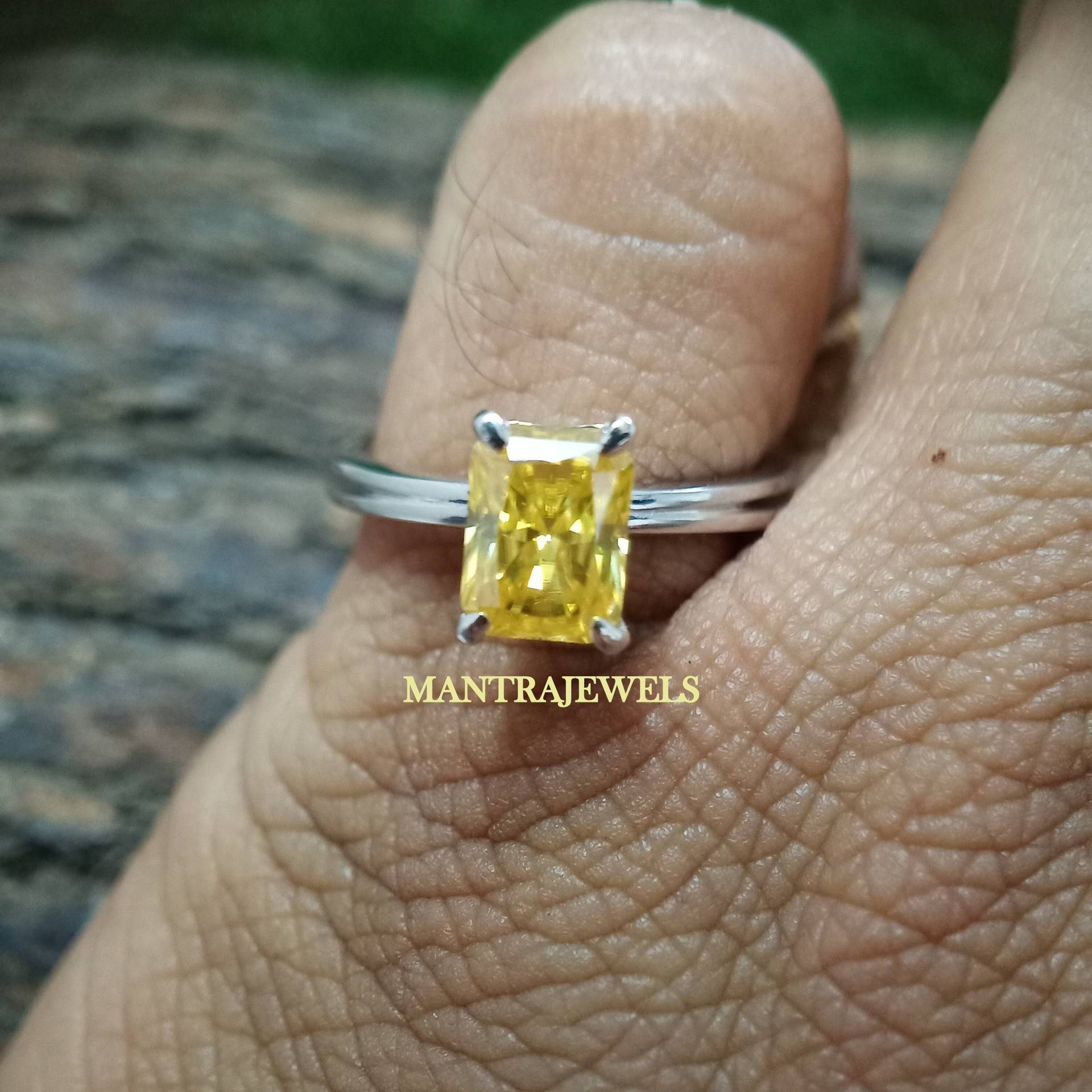 Gelber Moissanit Ring, Solitär Diamant Verlobungsring, Schlichter Und Eleganter Damen Ehering, Zierlicher Brautring von TheJewello