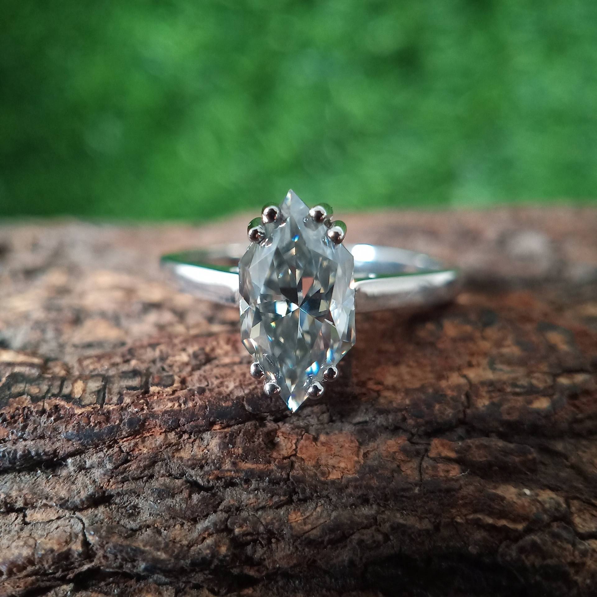 Grauer Moissanite Ring Im Marquise Cut, 1.65Ct Solitaire Ring, Verlobungsring Cut von TheJewello