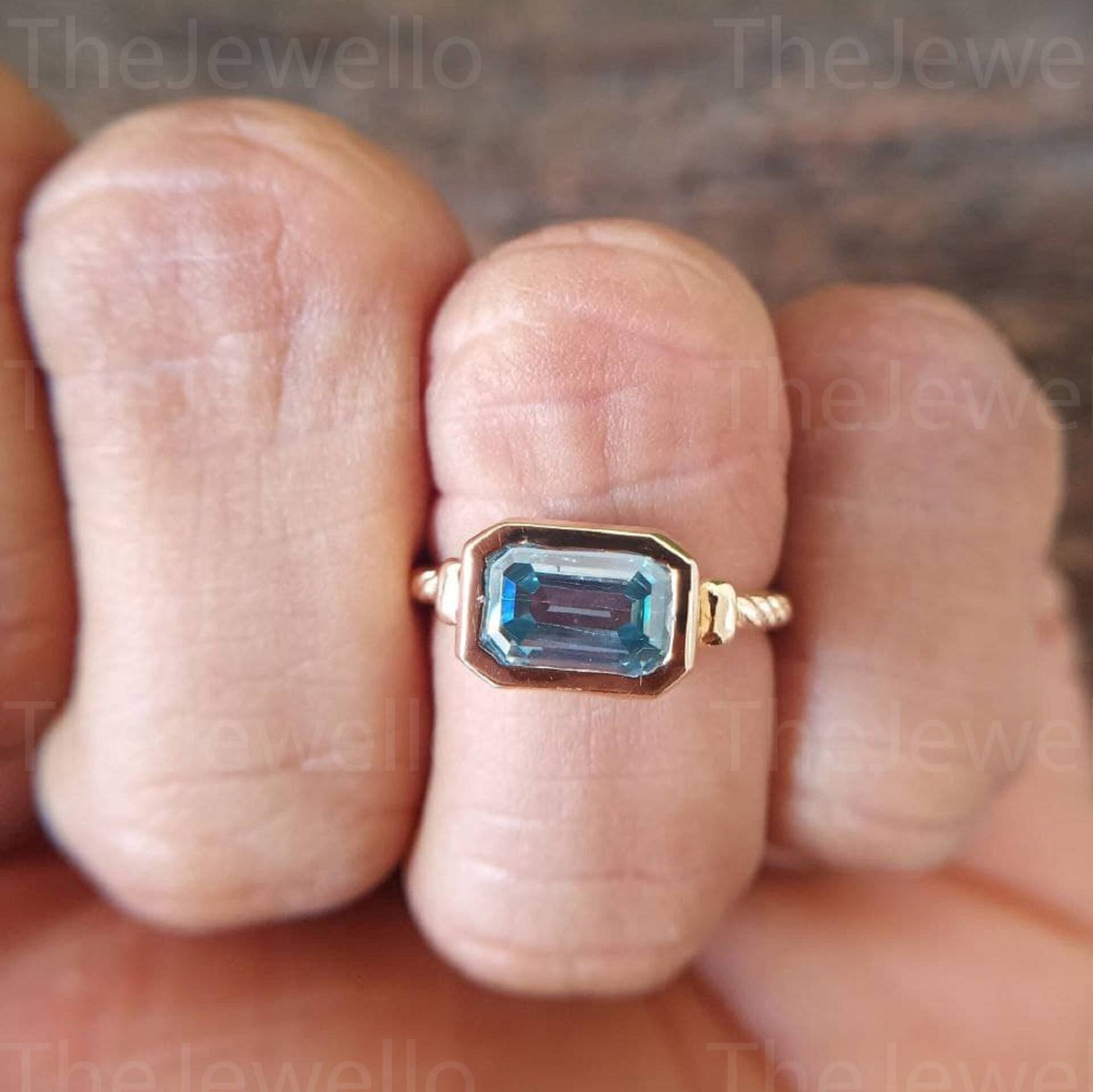 Hellblauer Moissanite Ring, 2Ct Emerald Cut Zweifarbiger 14K Gold Verlobungsring, Twisted Wave Lünette Set Ring von TheJewello