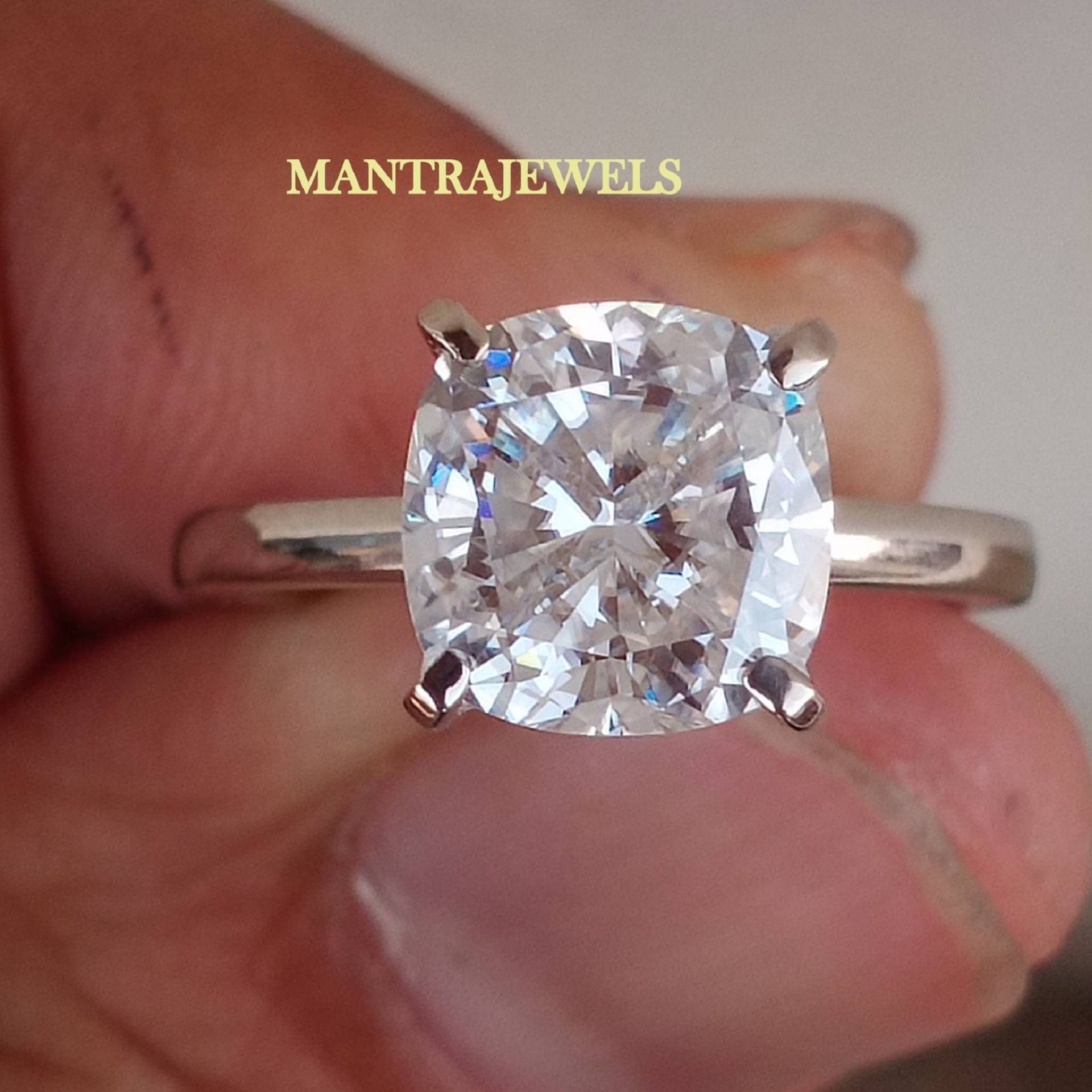 Eis Crushed Kissen Geschnitten Verlobungsring, Solitär 14K Weißgold Ring, Moissanite Ring in Einer Kathedralen Einstellung, Einfacher Zierlicher Ring von TheJewello