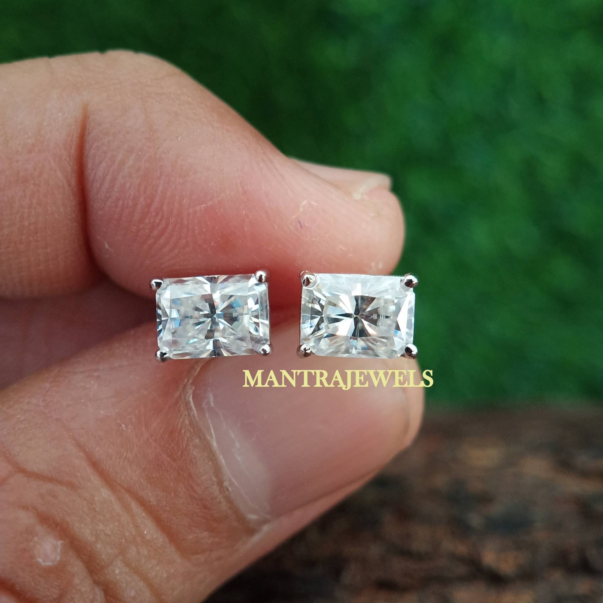 Moissanite Solitaire Ohrstecker, 2.00Ct Radiant Cut Ohrring, Solide Echt Weißgold Ohrringe, Hochzeitsohrringe von TheJewello