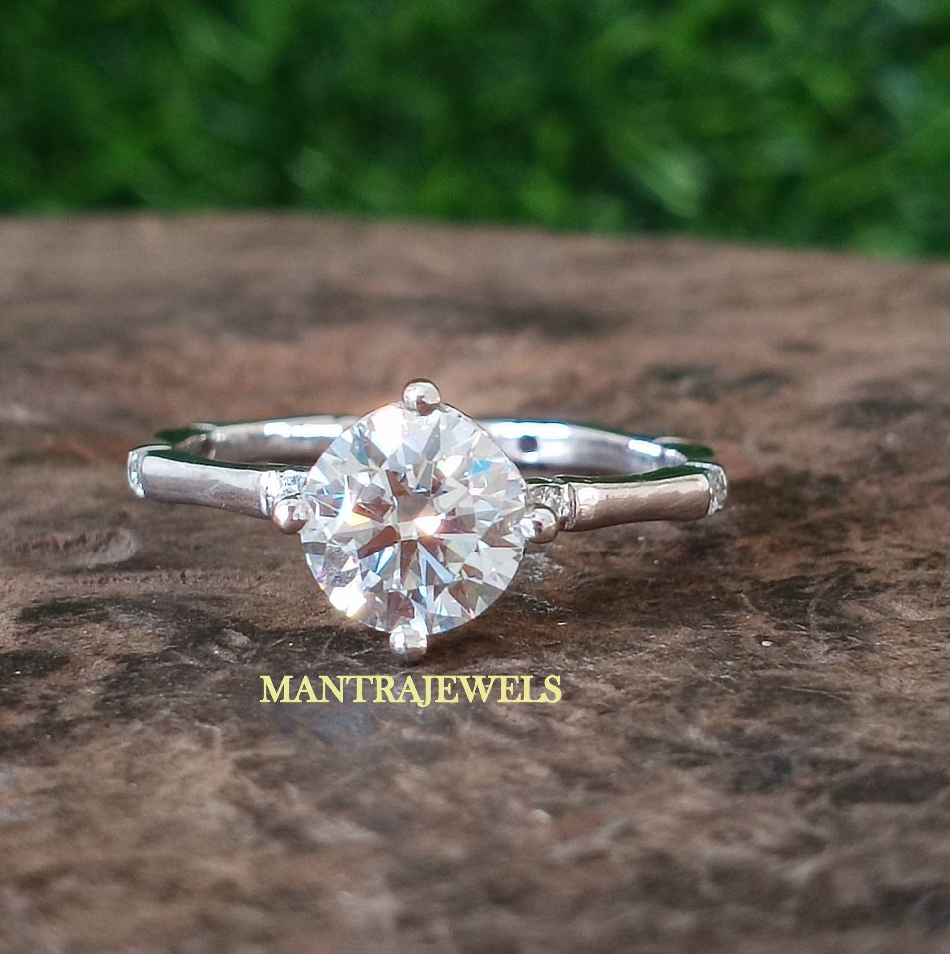 Runder Schnitt 1.40Ct Moissanite Verlobungsring, Solitär-Weißgoldring, Designer Handgemachter Ring, Vintage-stil Ehering, Lab Diamantring von TheJewello