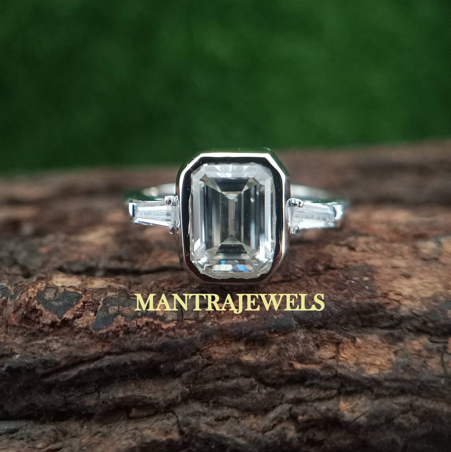 Smaragd Moissanite Verlobungsring, Drei Stein Lünette Ring, Mit Baguette Diamant Weißgold Ring von TheJewello