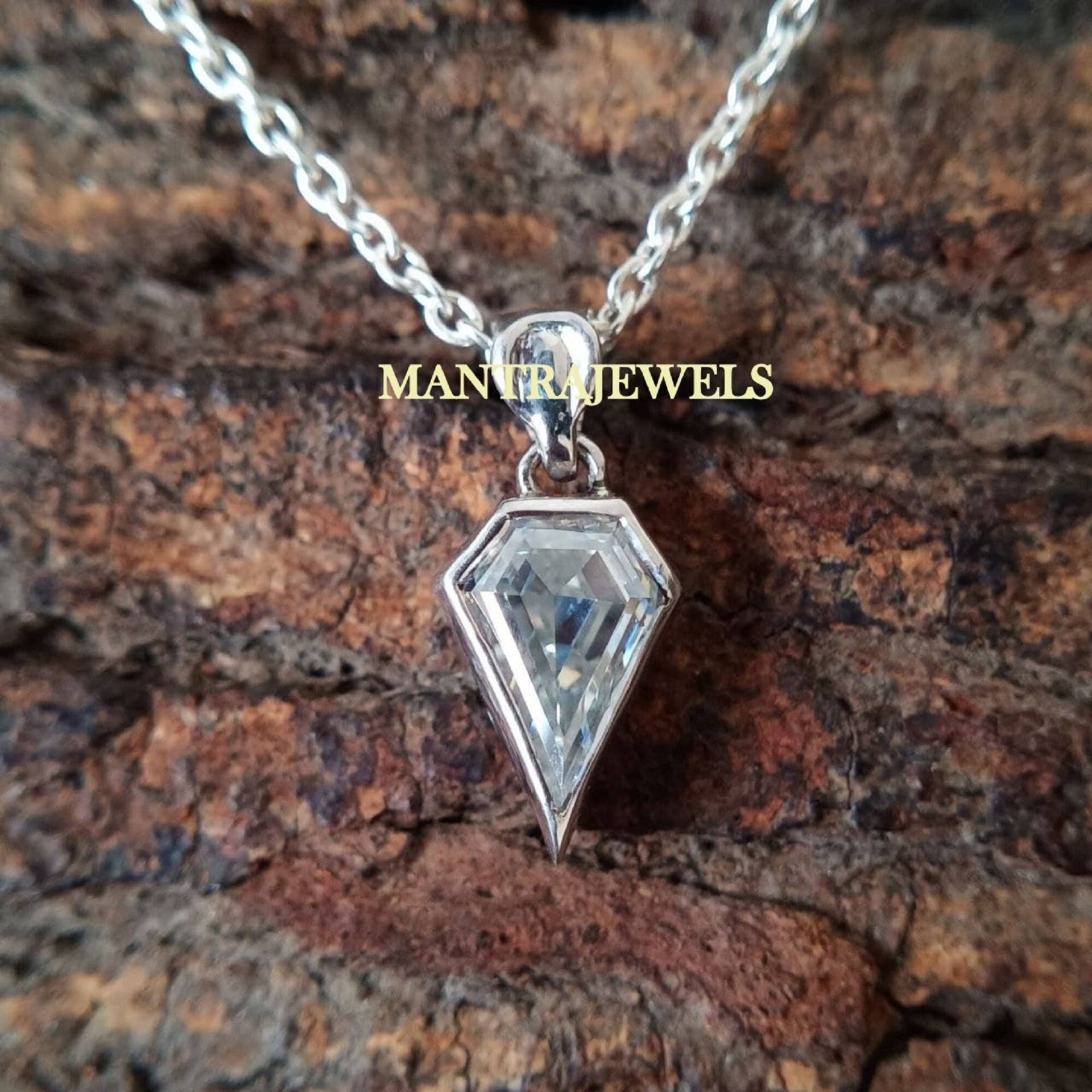 Solitär Moissanit Anhänger, Antike 1, 45 Ct Schildschnitt Moissanite Lünette Set Hochzeitsjubiläum Geschenk Anhänger von TheJewello