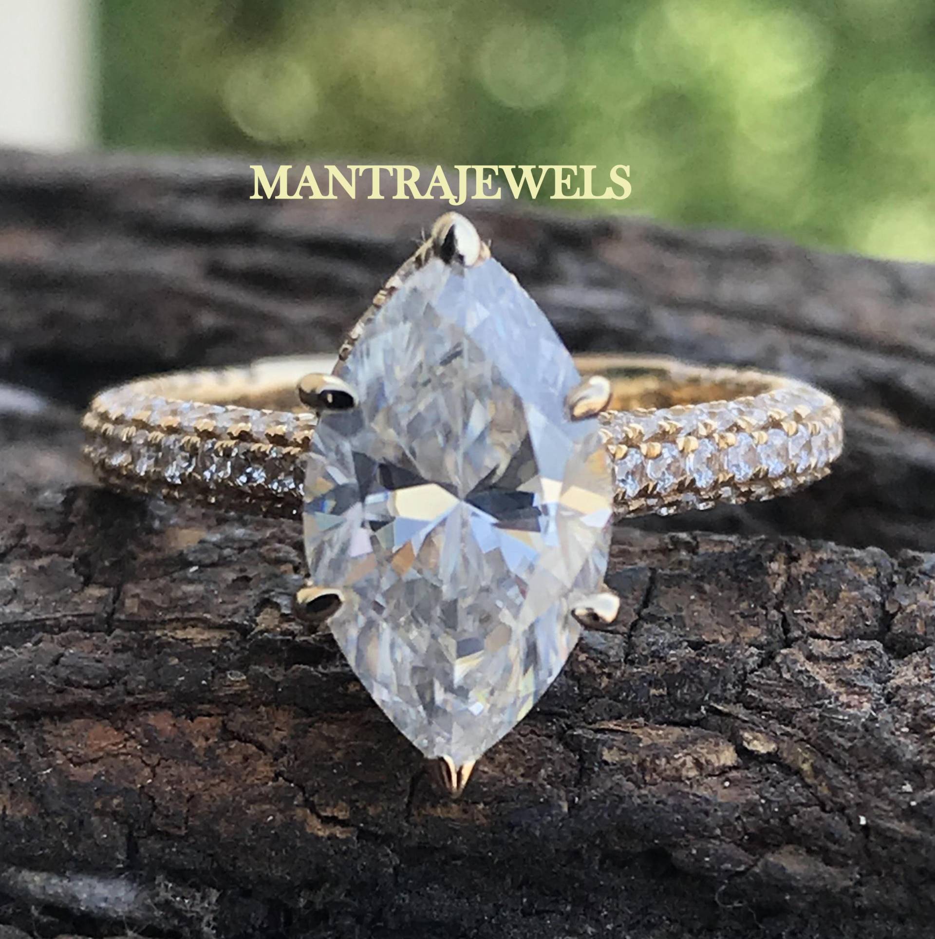 Vintage 4 Ct Marquise Cut Moissanite Ring, Solitaire Accent Verlobungsring, 14K Massivem Gelbgold, Versteckter Halo Art Deco Ehering von TheJewello