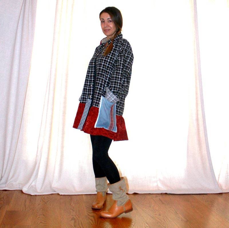 Upcycled Damenbekleidung - Große Schwarz-Weiß Karierte Flanelljacke, Leuchtend Roter Samt, Blauer Jeansbesatz Und Tasche, Notenaufnäher von TheJoyVault