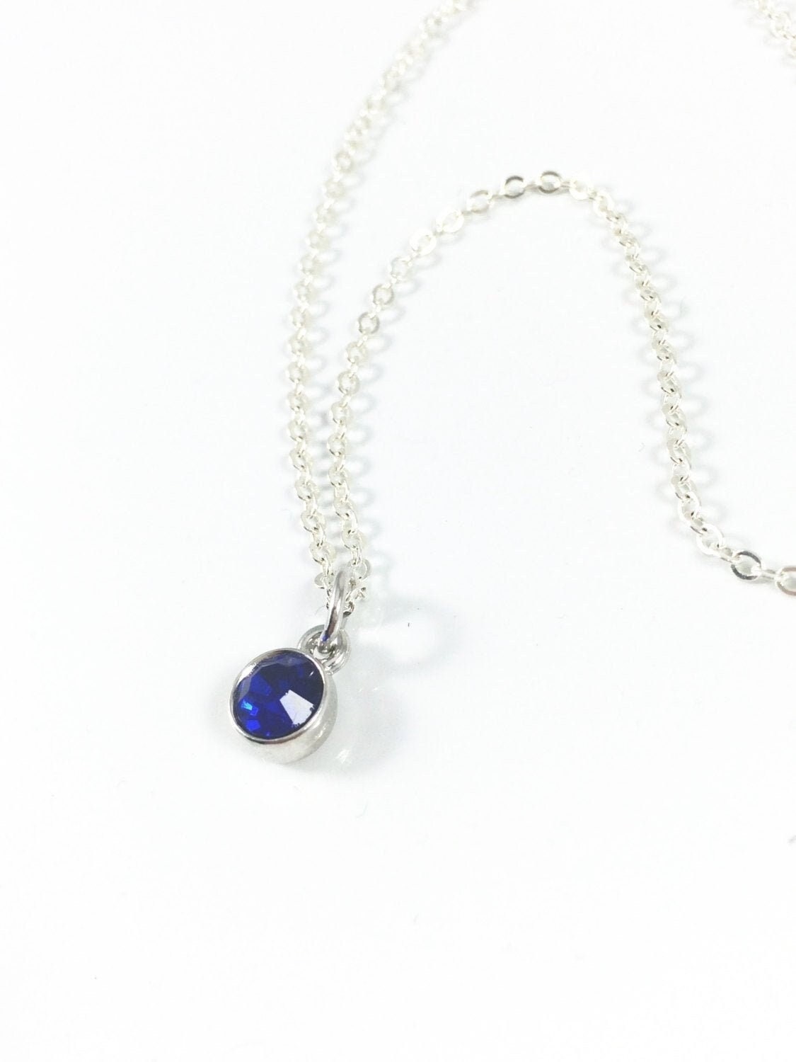 Anfangs Birthstone Halskette, Kleine Edelstein Zierliche Halskette Für Frauen, Geschenke Freund, Geburtstagsgeschenk Sie von TheJoyfulJewelryBox